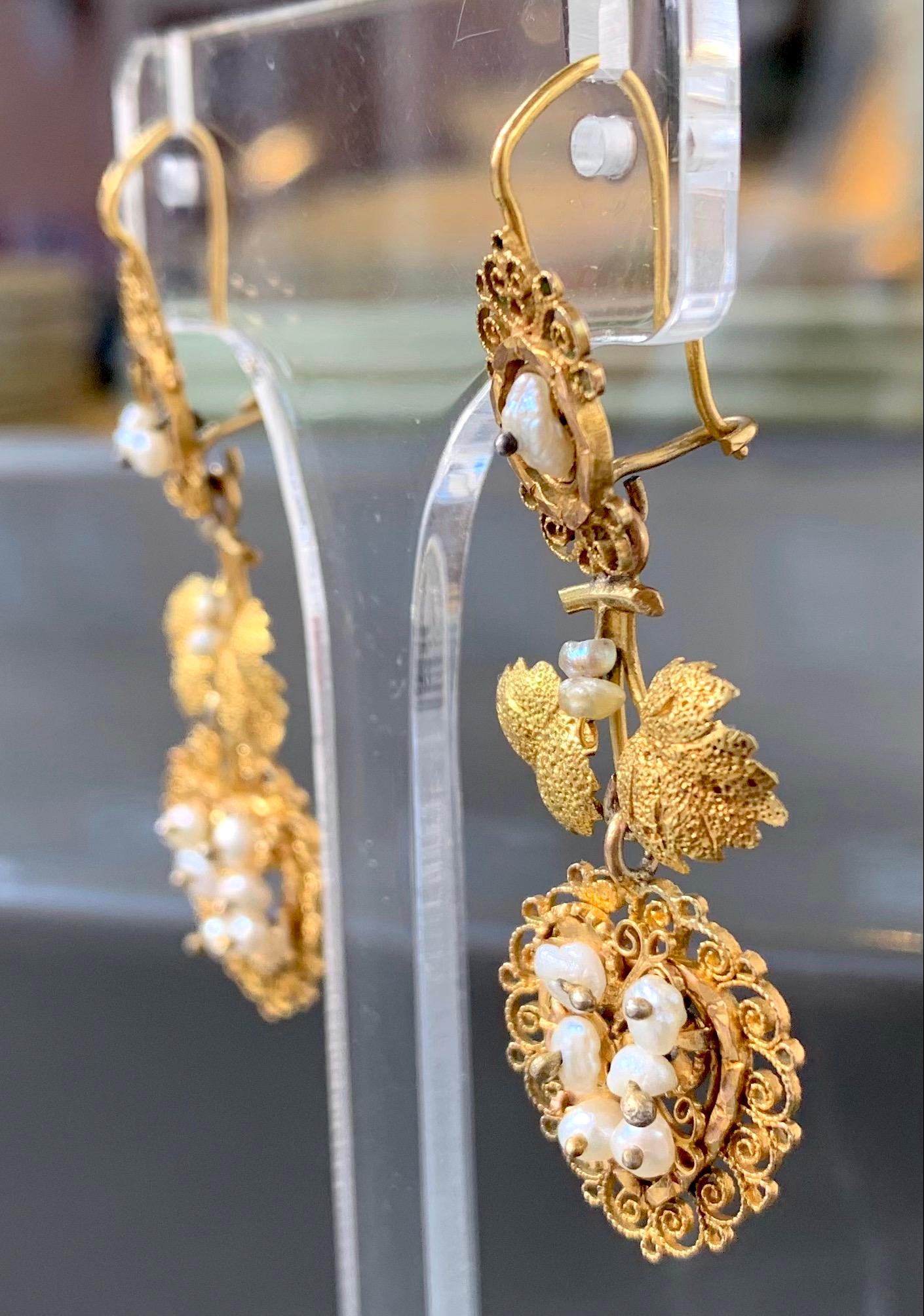 Pendants d'oreilles pendants anciens en or avec perles naturelles, feuilles de vigne, raisins et fil d'or  Bon état - En vente à Munich, Bavaria