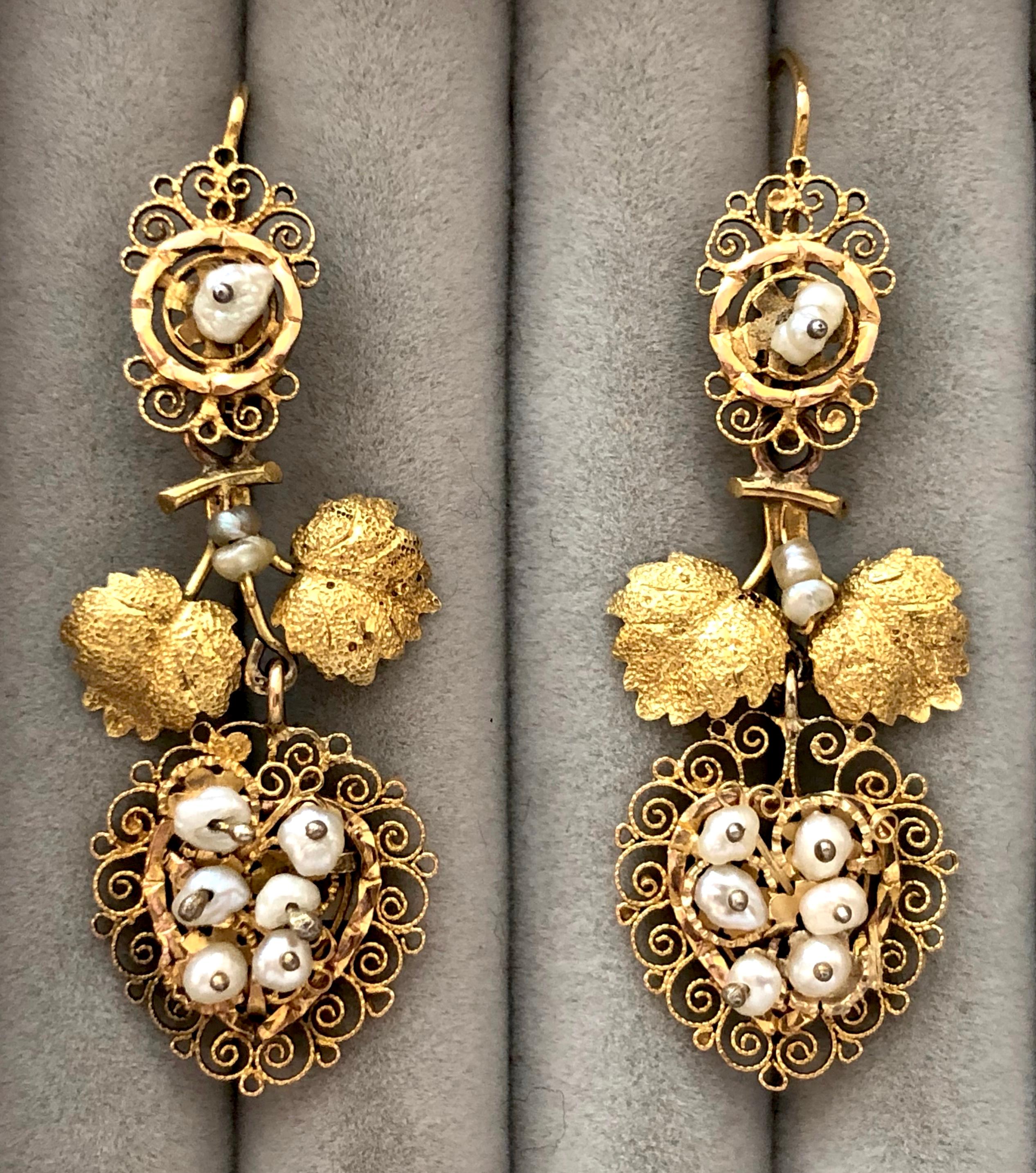 Pendants d'oreilles pendants anciens en or avec perles naturelles, feuilles de vigne, raisins et fil d'or  Pour femmes en vente