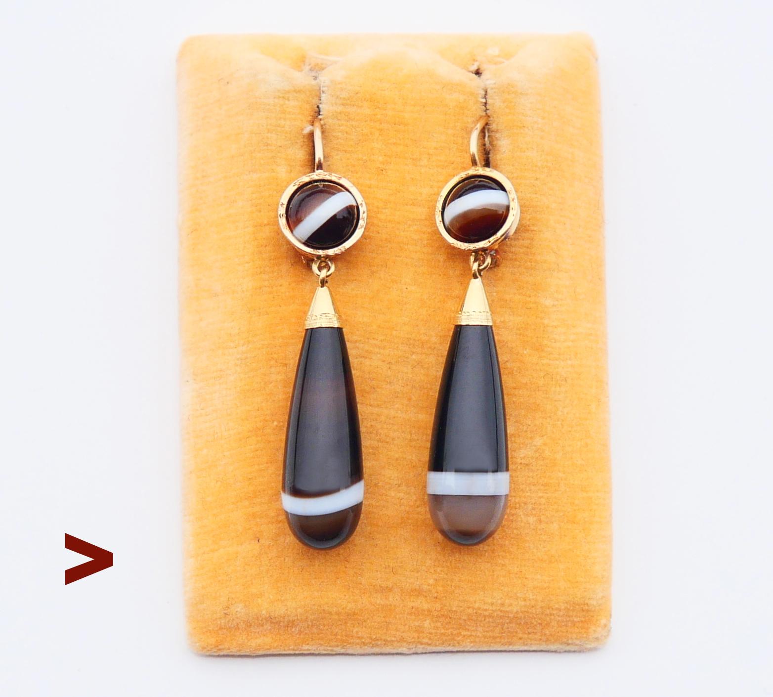 A pair of pendants / dangles in solid 18K Yellow Gold decorated with drop shaped and polished natural Chalcedony settings that show alternating bands and tints of Brown, White, Beige and Gray colors. Hand - engraved ornaments on Gold