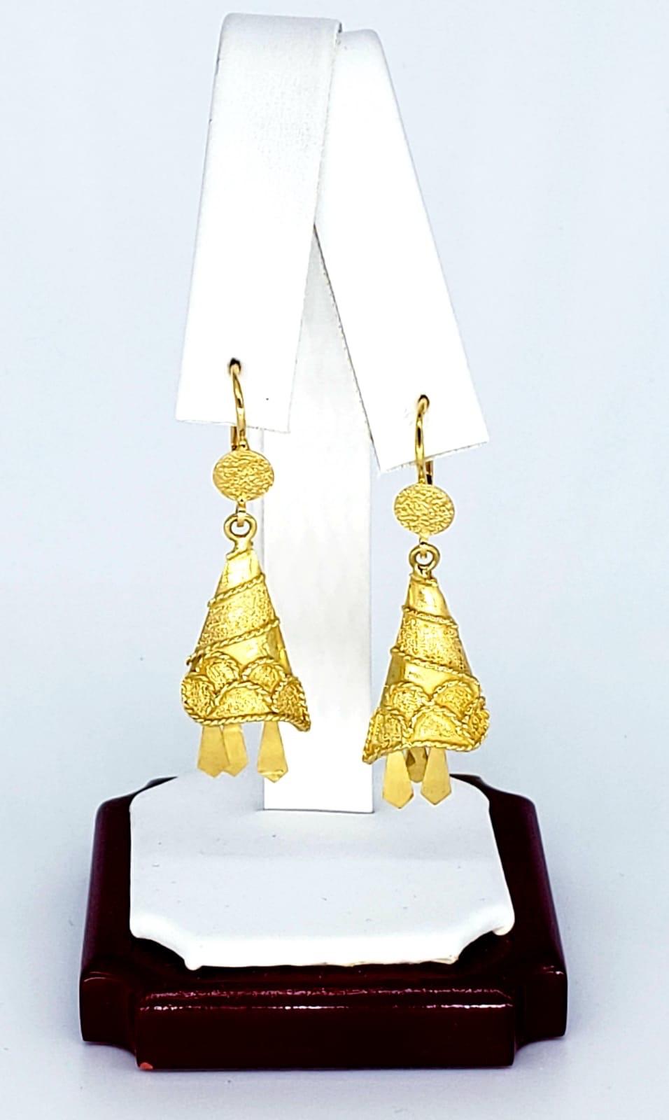 Boucles d'oreilles italiennes anciennes en or 18 carats avec cloche pendante Bon état - En vente à Miami, FL
