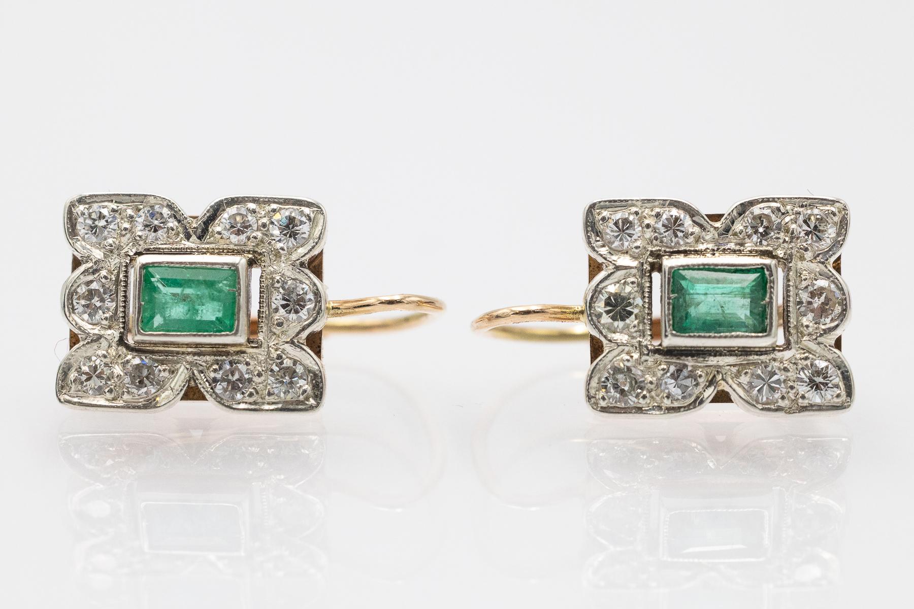 Geometrische Vintage-Ohrringe im Art-déco-Stil mit Diamanten und Smaragden

Ohrringe aus 14 Karat Gelbgold und Silberelementen in Steinfassungen.

Herkunft: Österreich-Ungarn, Wien, erste Hälfte des 20. Jahrhunderts - Punze erhalten.

Die Ohrringe