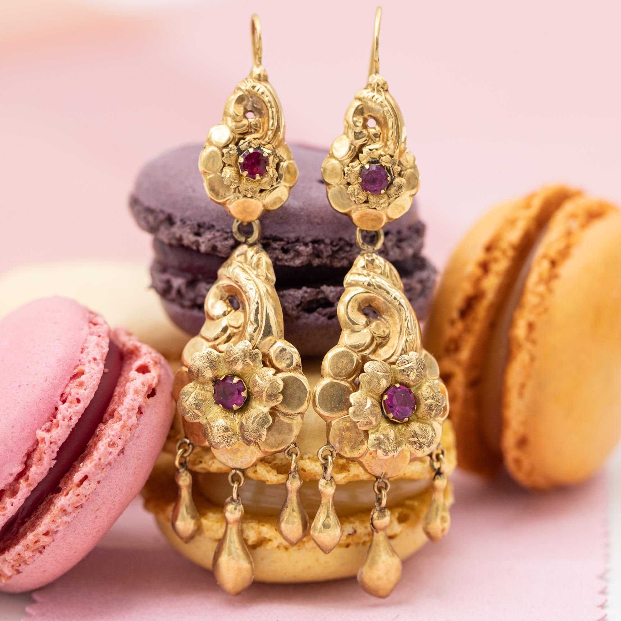 We are thrilled to show you these magnificent heirlooms. These antique earrings are crafted in 18 ct yellow gold and very detailled. These earrings were most likely crafted at the middle of the 19th century around 1860, they don't carry a hallmark,