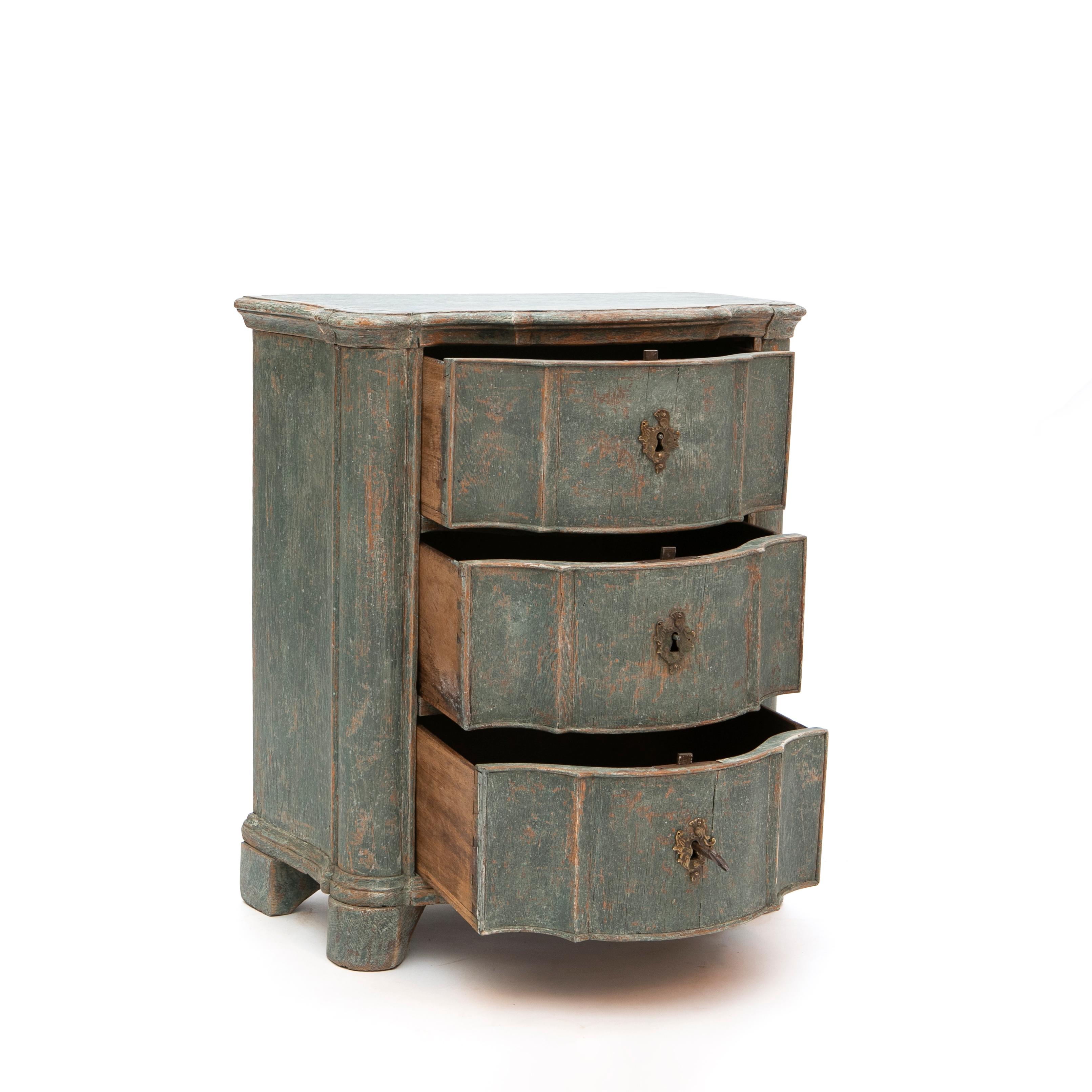 Danish baroque period chest of drawers with clean, curved lines.
Scalloped top above 3 serpentine drawers.
Later professional painted blue with wonderful and distressed, authentic finish.
The paint has been gently scraped, to reveal layers of its