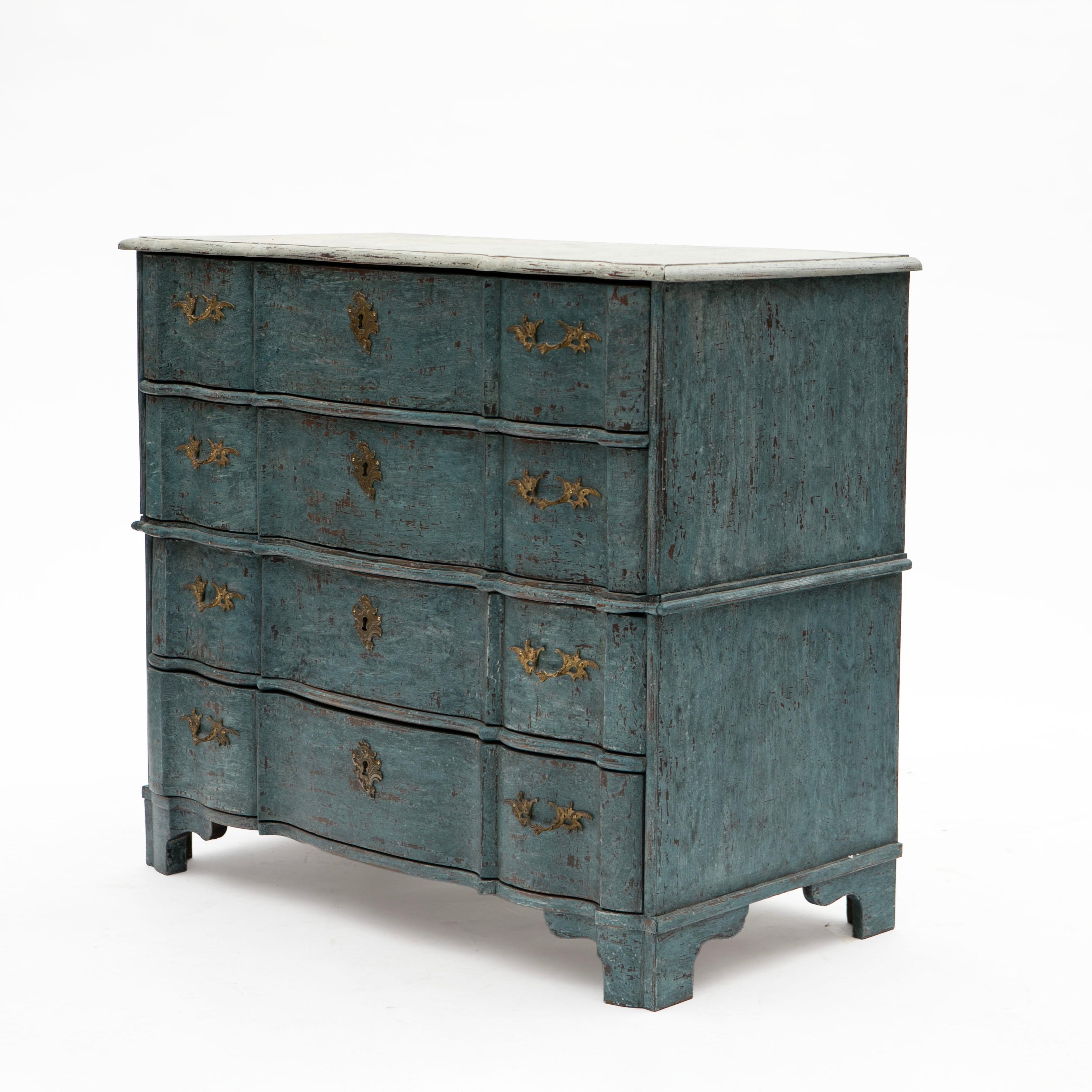 Danish 18th century baroque oak wood chest of drawers with serpentine front.
In 2 parts.
Features a rectangular grey painted top with serpentine front, sitting above four conforming drawers.

Later professional painted blue with wonderful and