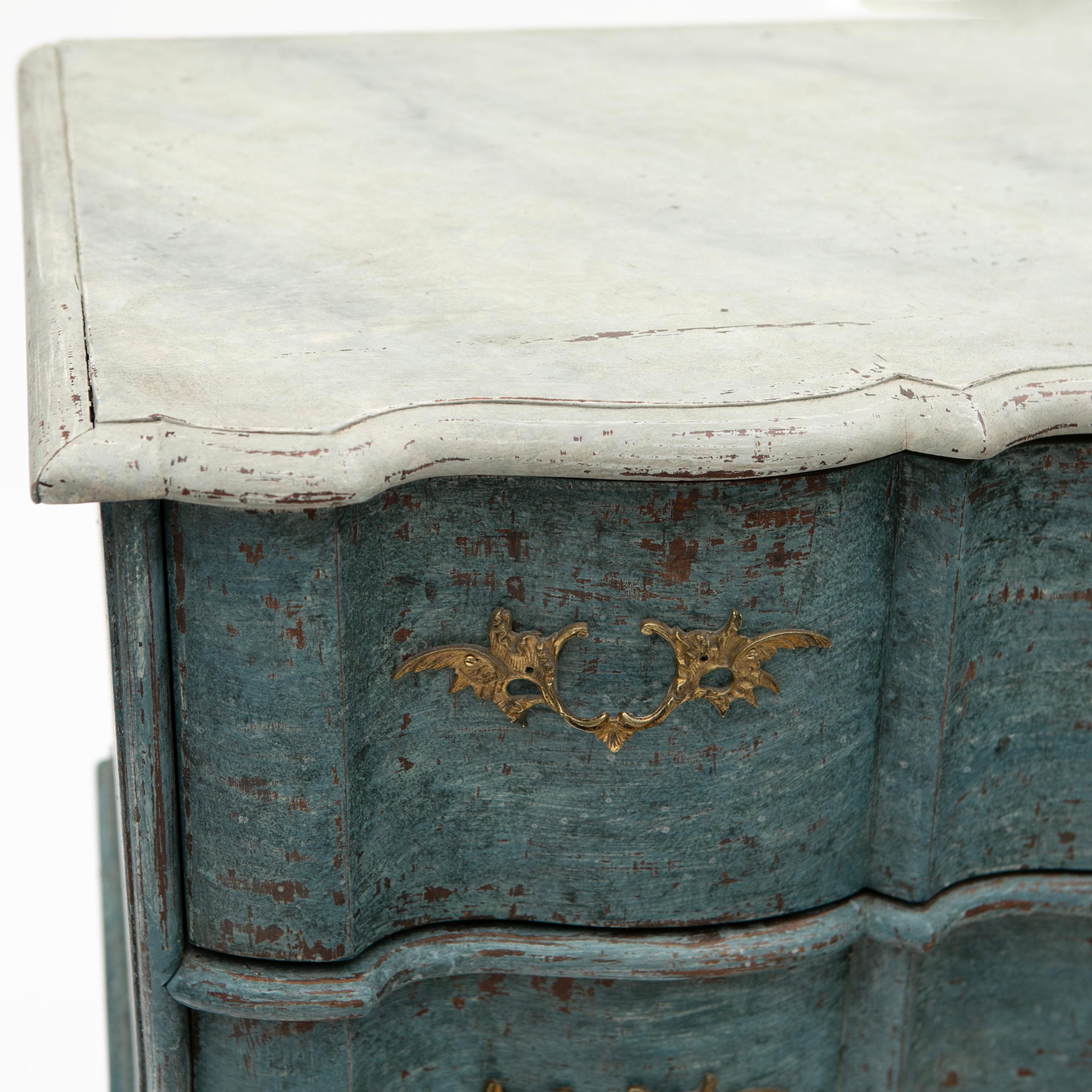 Antique Danish 18th Century Baroque Commode with Serpentine Front For Sale 1