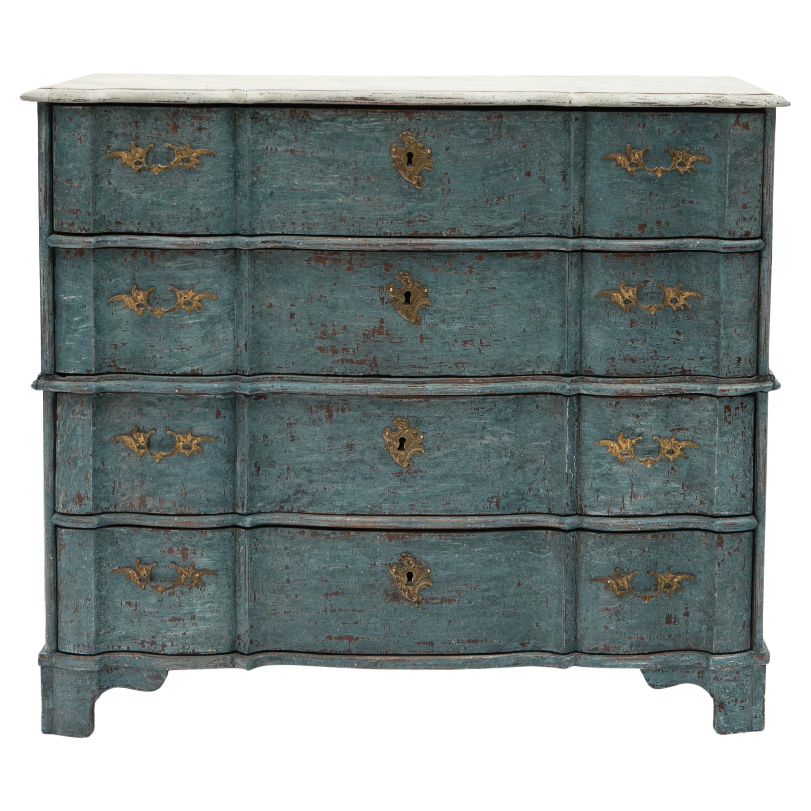 Commode baroque danoise du 18ème siècle peinte en bleu avec façade serpentine