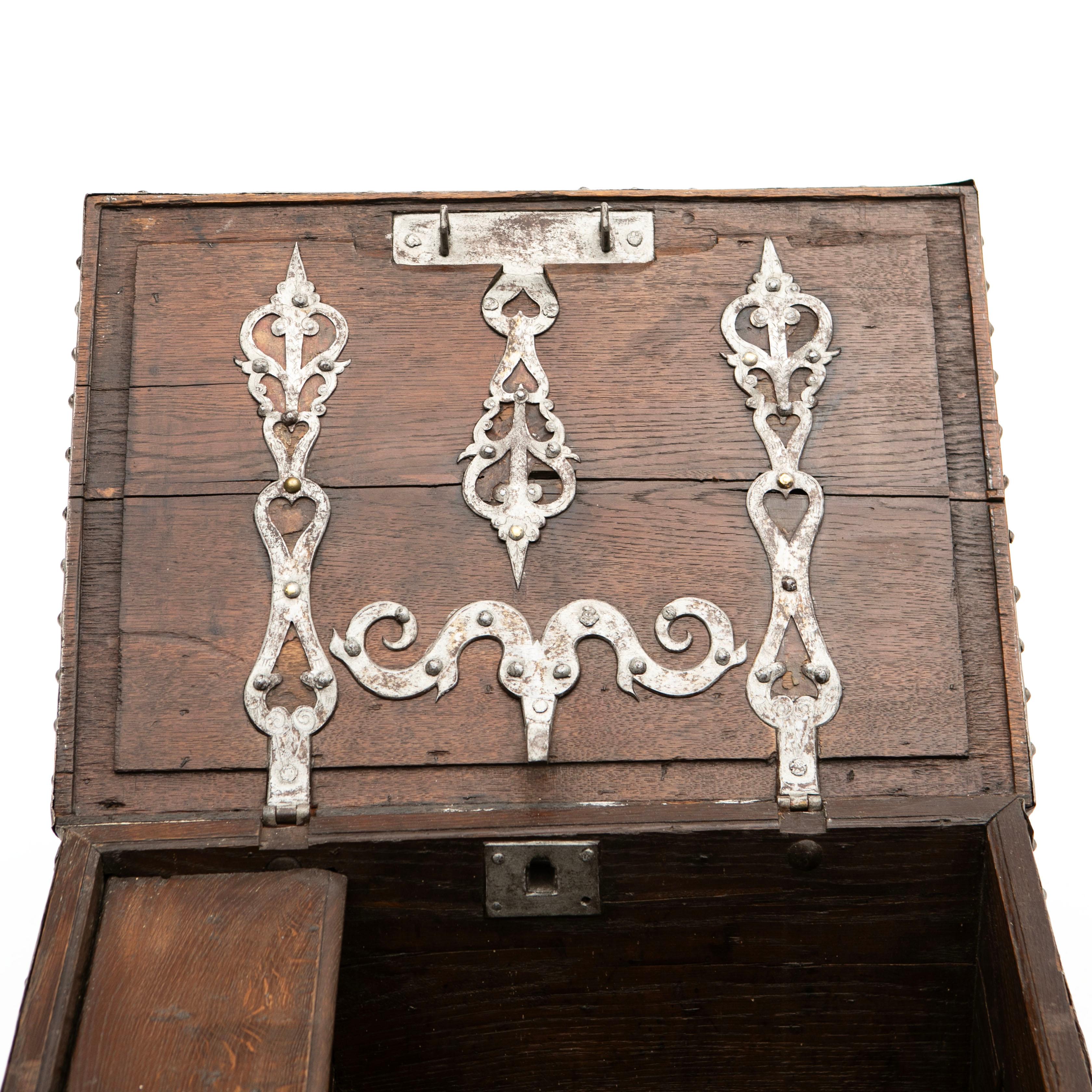 Danish 18th Century Baroque Strongbox Safe Chest In Good Condition For Sale In Kastrup, DK