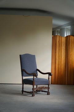 Antiguo par danés del siglo XIX de sillones barrocos tallados de respaldo alto