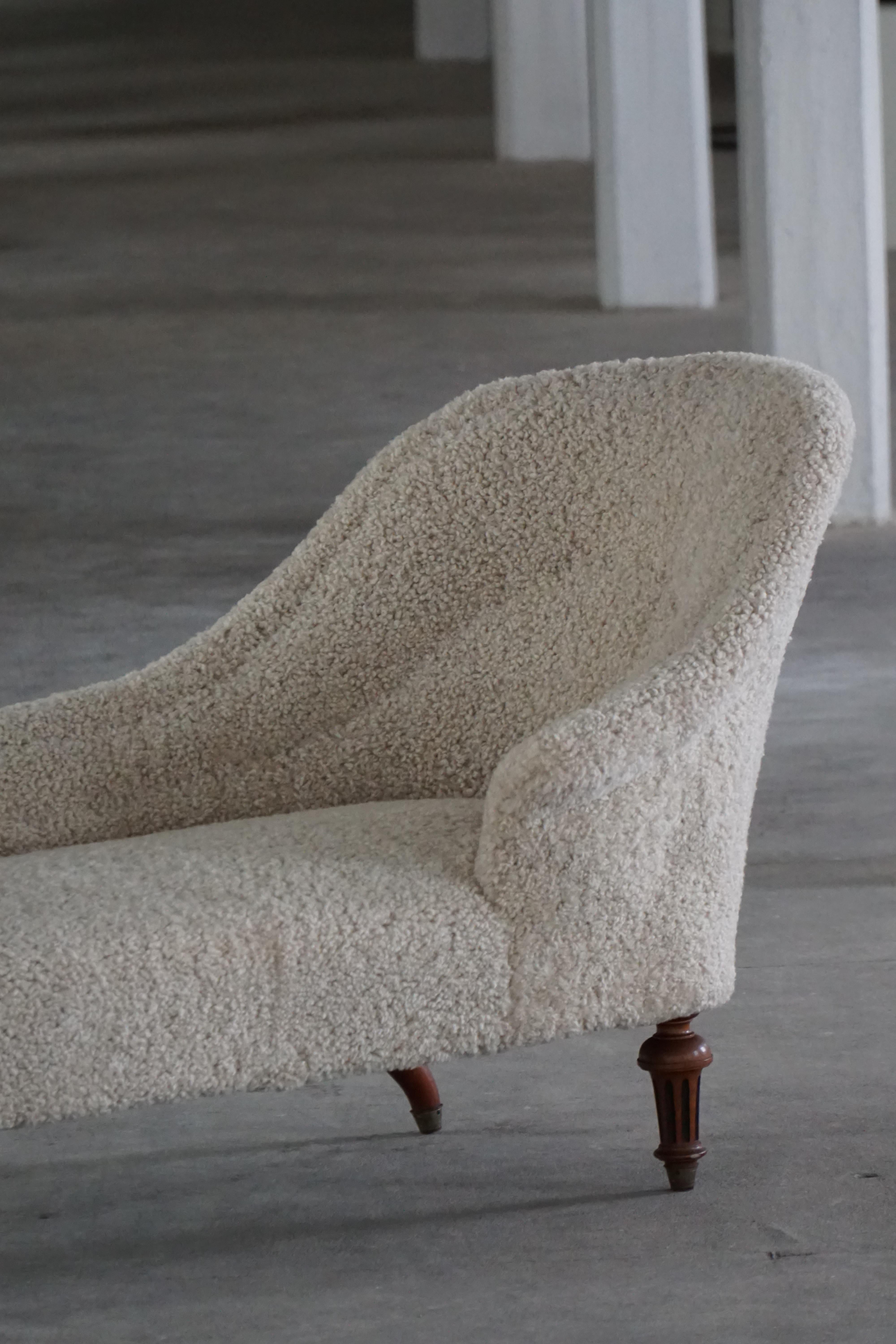 Antique Danish 19th Century Sculptural Chaise Longue, Reupholstered in Lambswool en venta 3