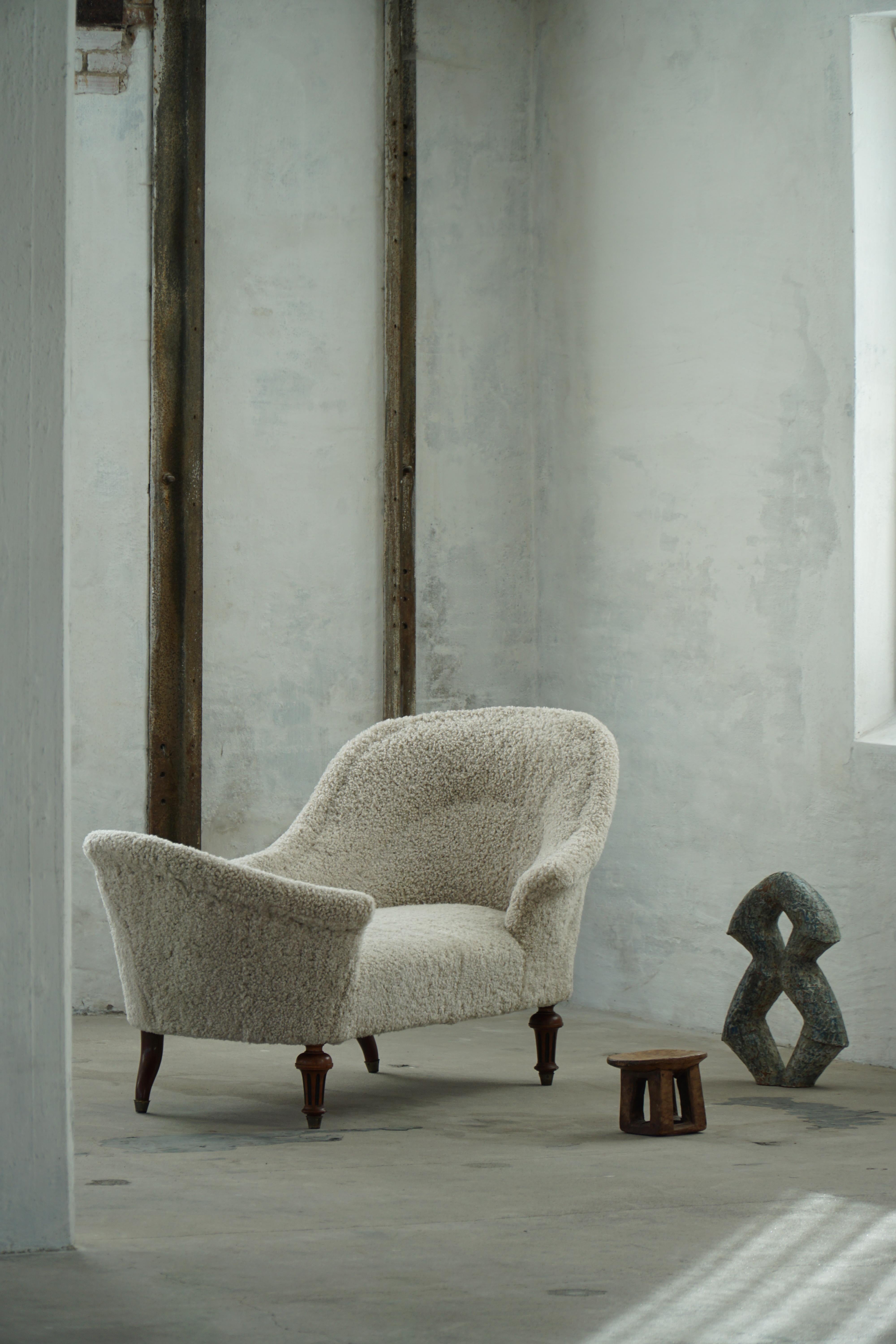 Antique Danish 19th Century Sculptural Chaise Longue, Reupholstered in Lambswool en venta 4