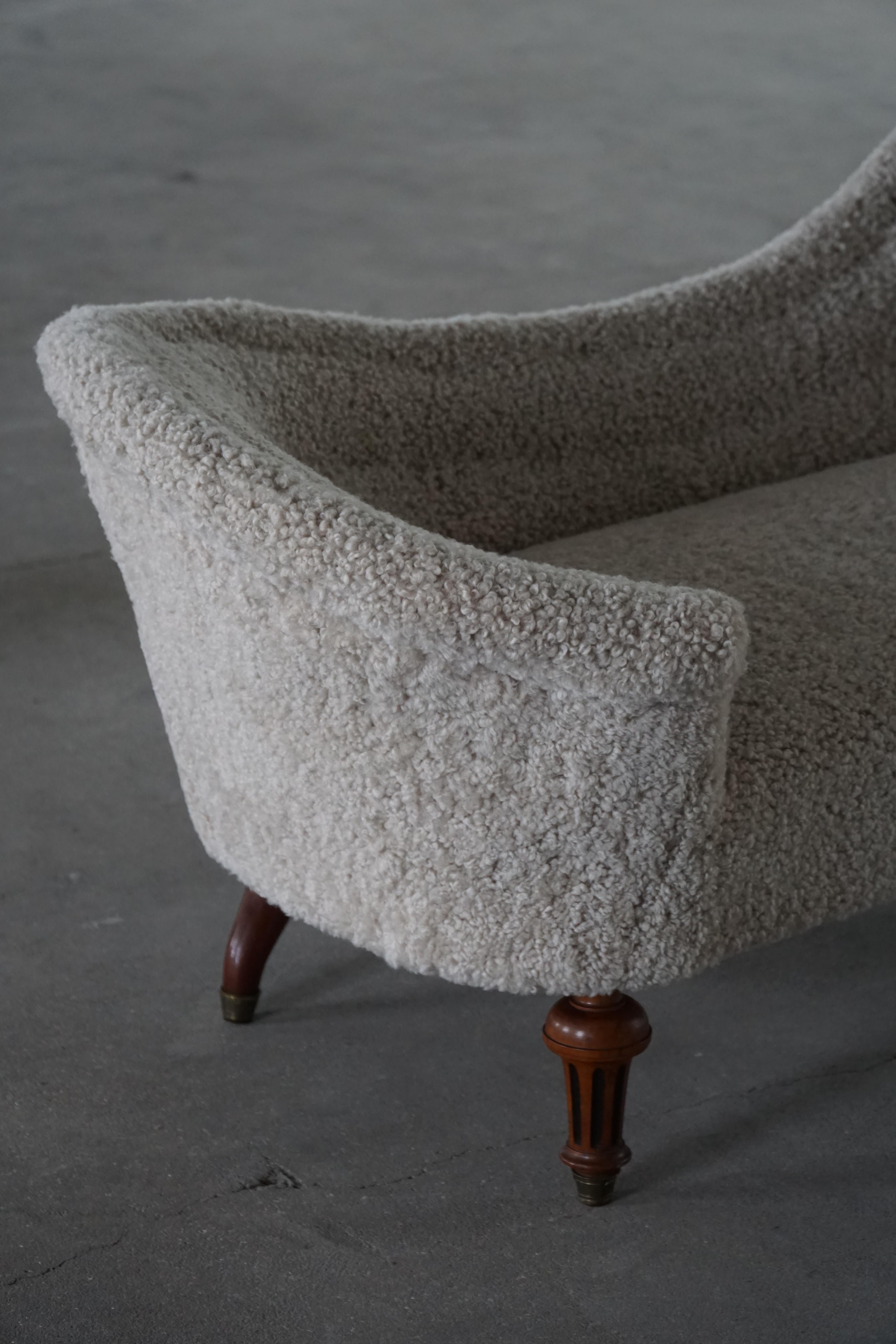 Antique Danish 19th Century Sculptural Chaise Longue, Reupholstered in Lambswool en venta 6