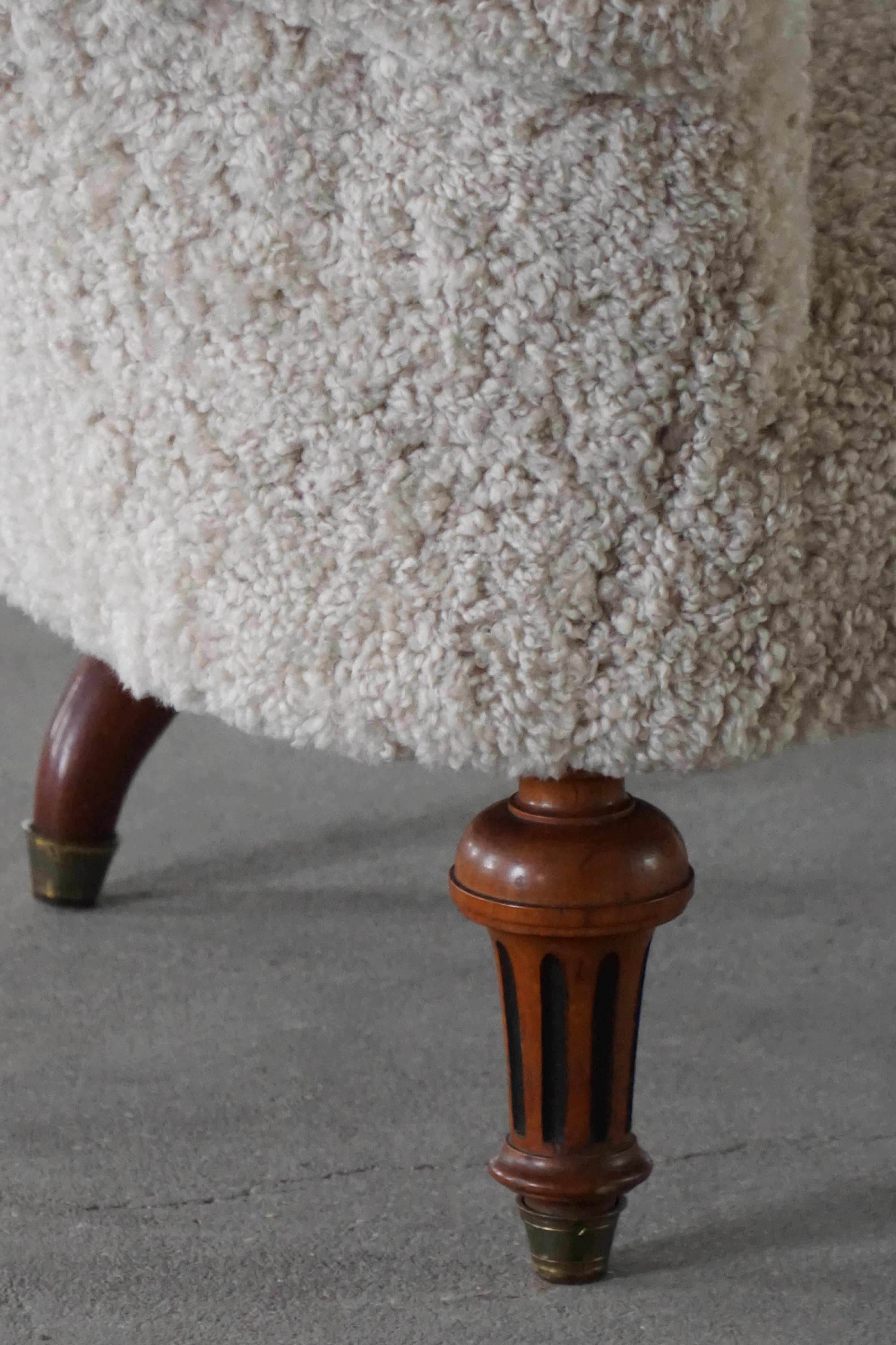 Antique Danish 19th Century Sculptural Chaise Longue, Reupholstered in Lambswool en venta 7