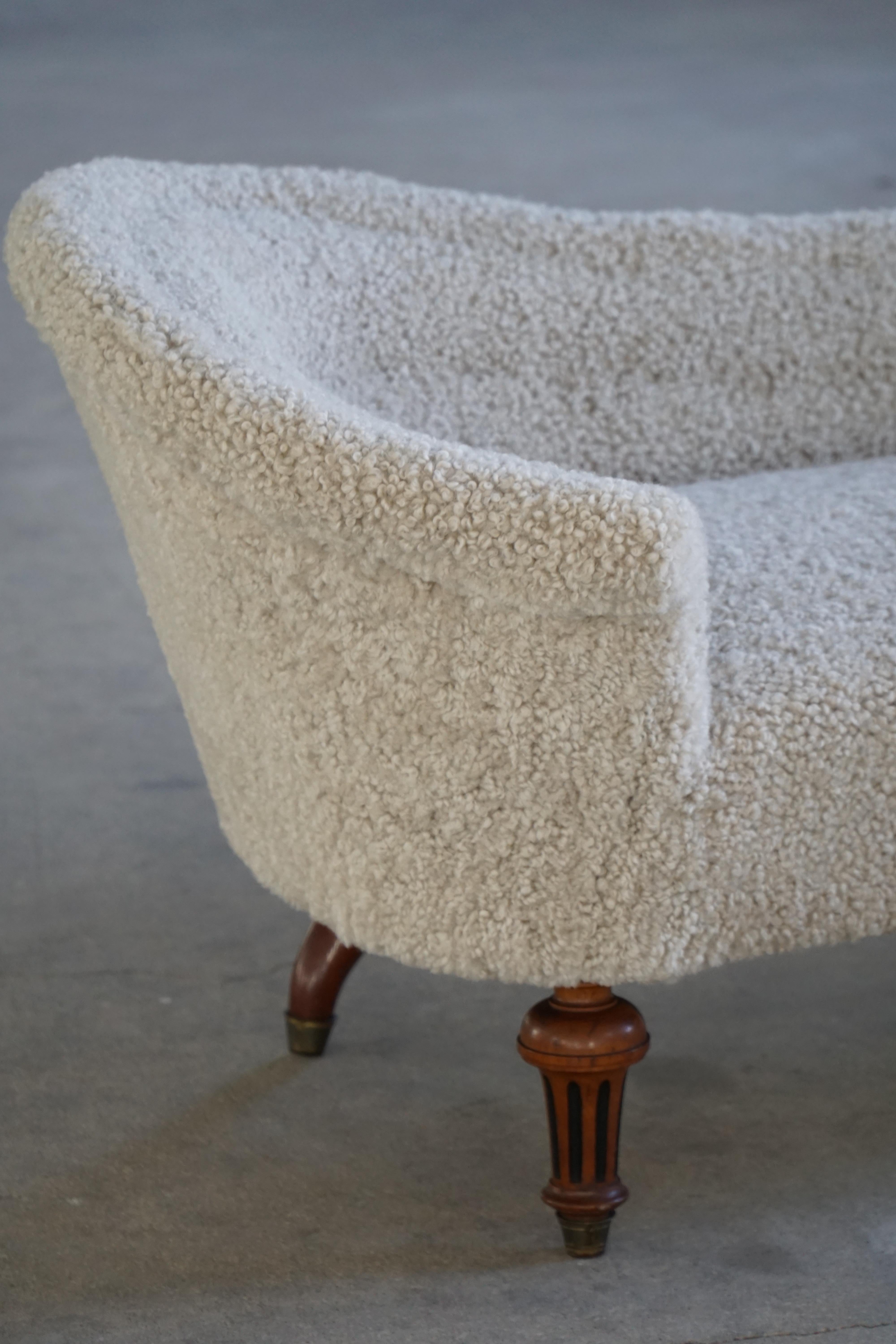 Antique Danish 19th Century Sculptural Chaise Longue, Reupholstered in Lambswool en venta 8