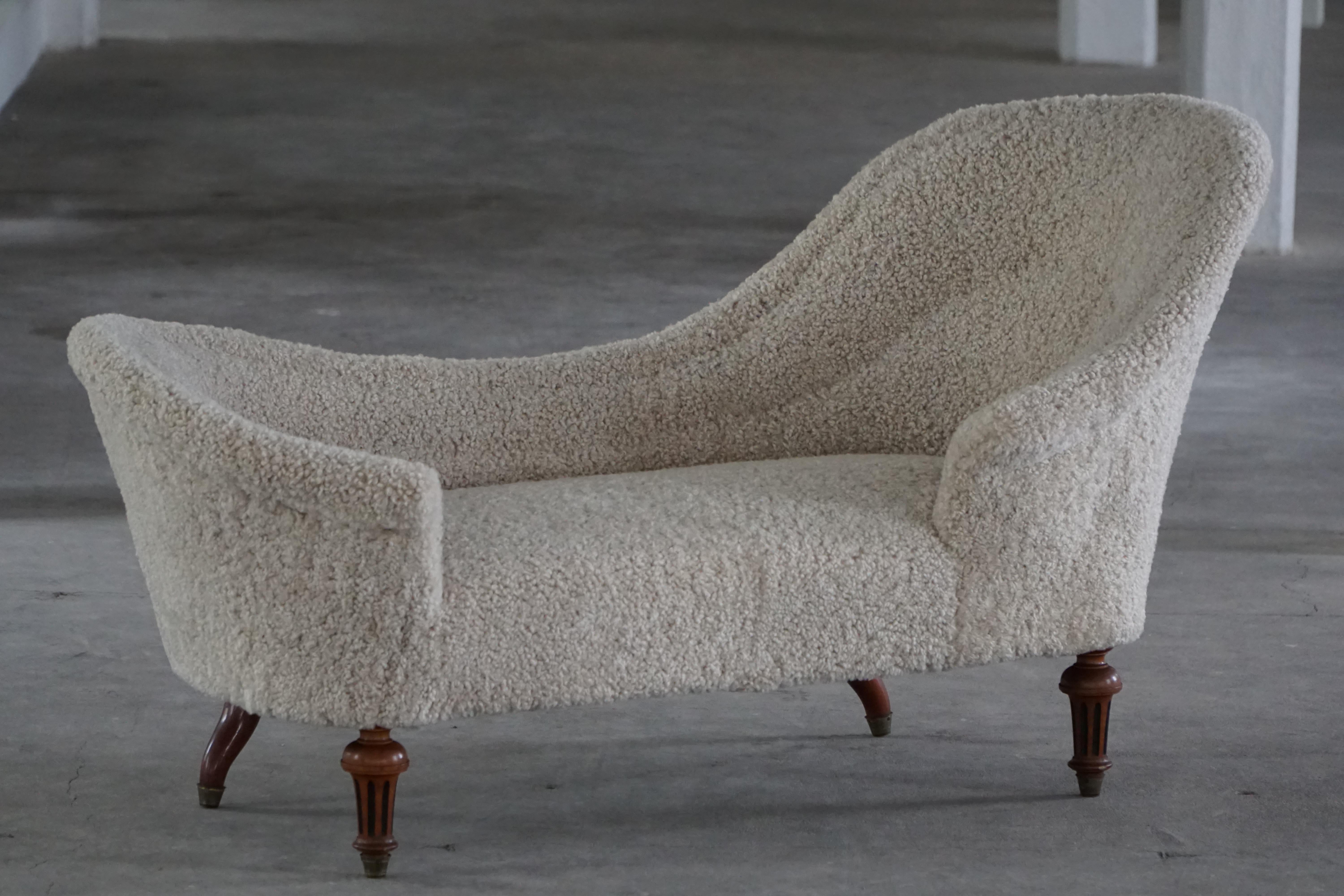Antique Danish 19th Century Sculptural Chaise Longue, Reupholstered in Lambswool en venta 9