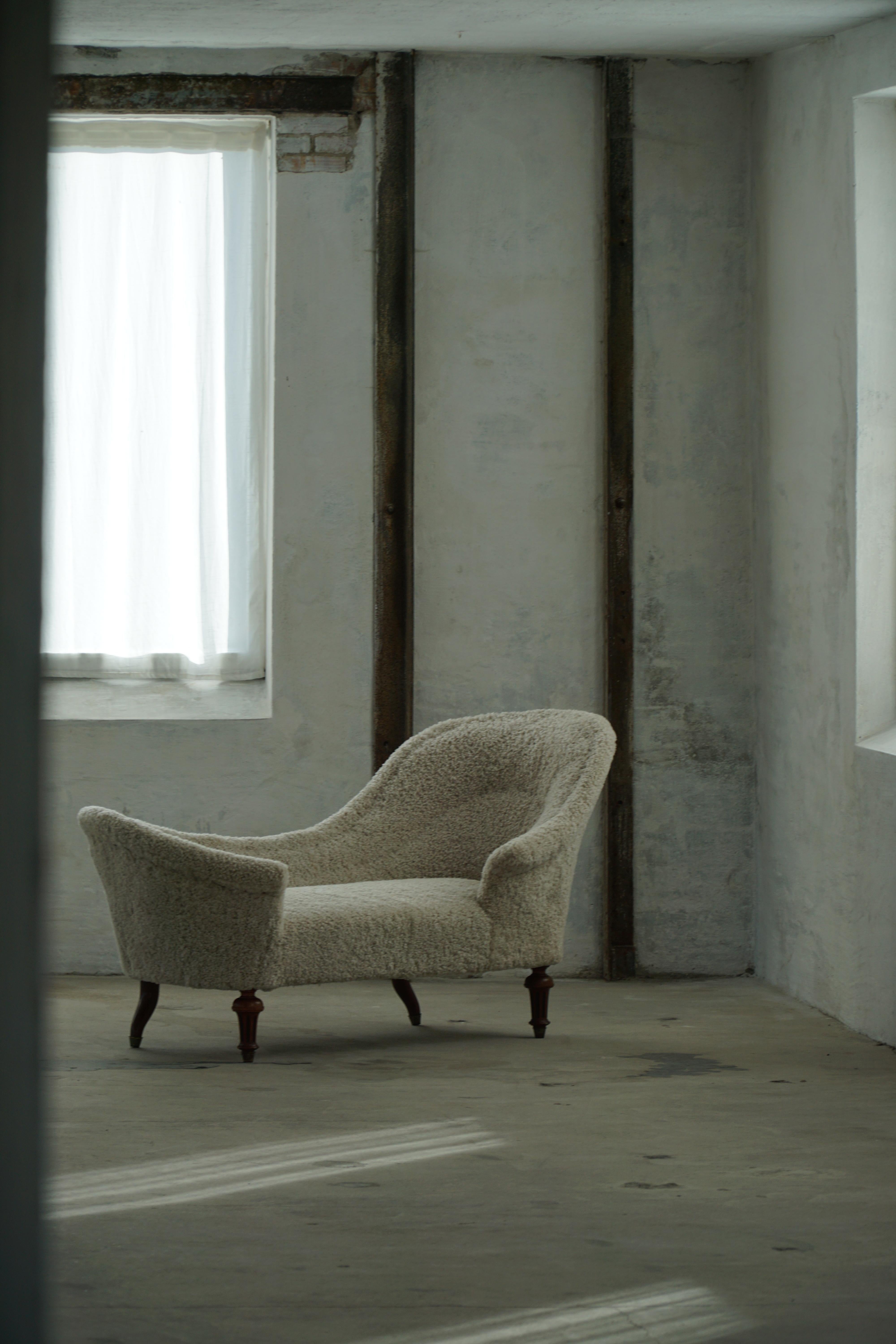 Antique Danish 19th Century Sculptural Chaise Longue, Reupholstered in Lambswool en venta 10