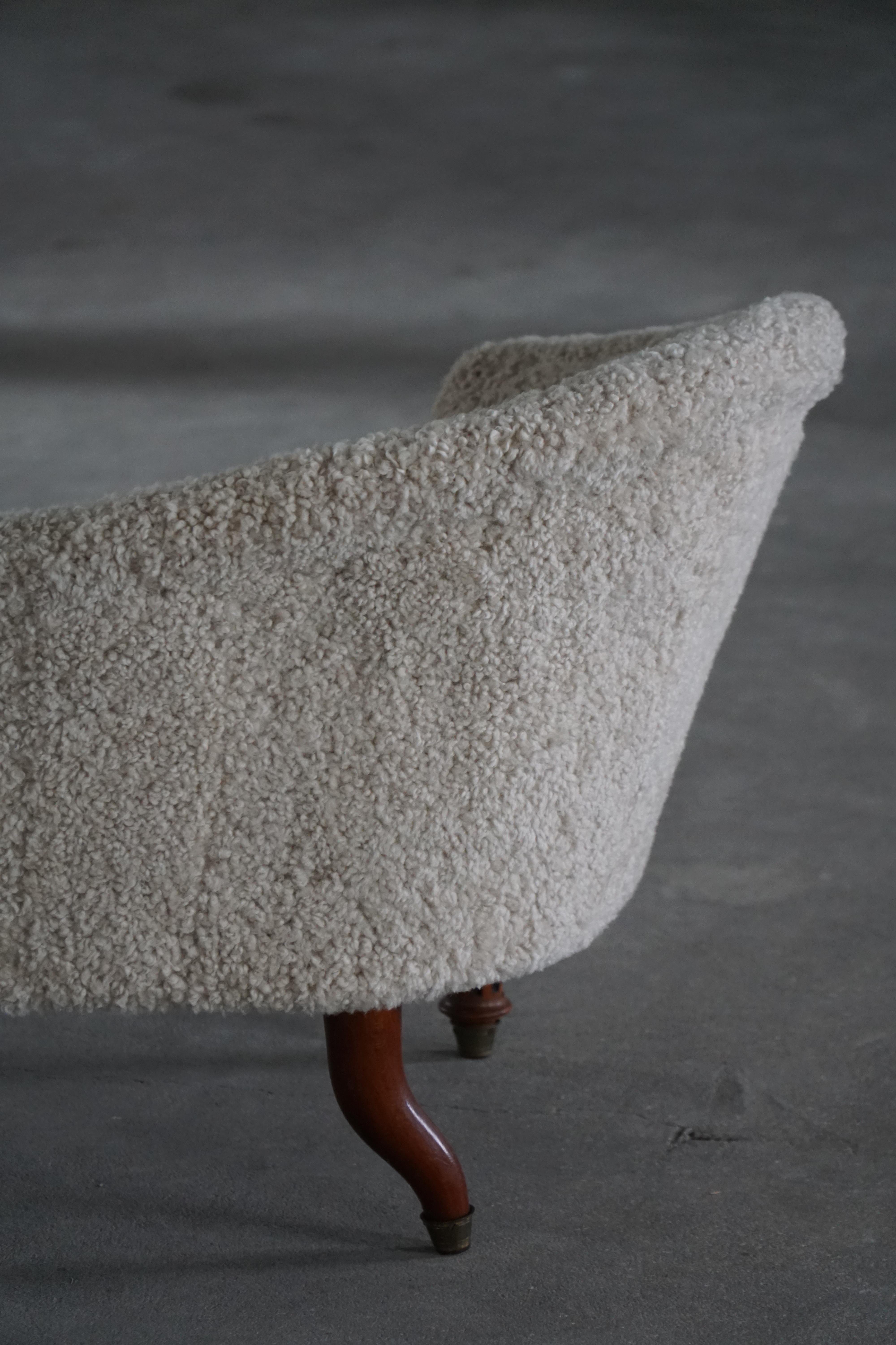 Antique Danish 19th Century Sculptural Chaise Longue, Reupholstered in Lambswool en venta 11