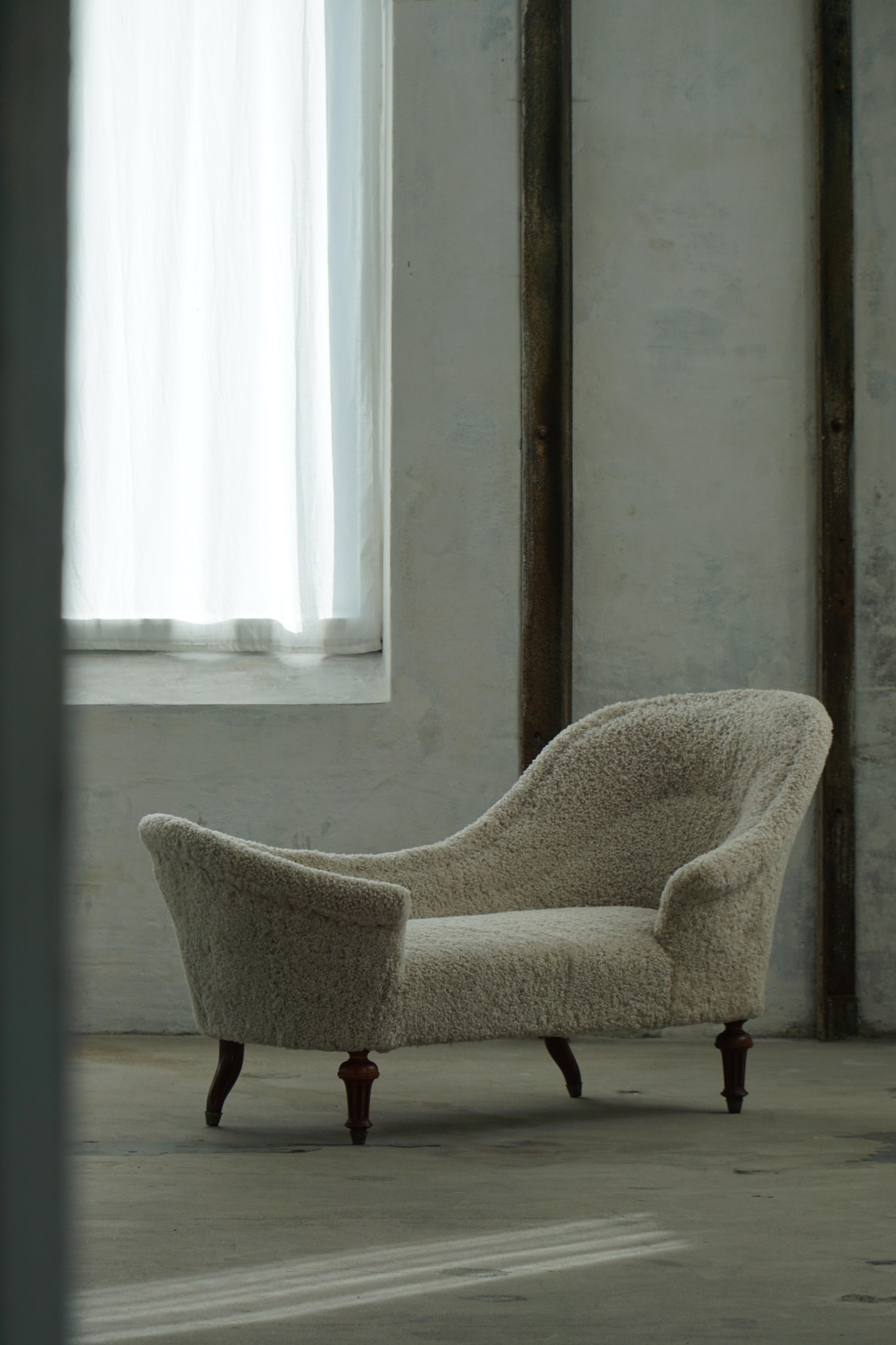 Antique Danish 19th Century Sculptural Chaise Longue, Reupholstered in Lambswool en venta 12