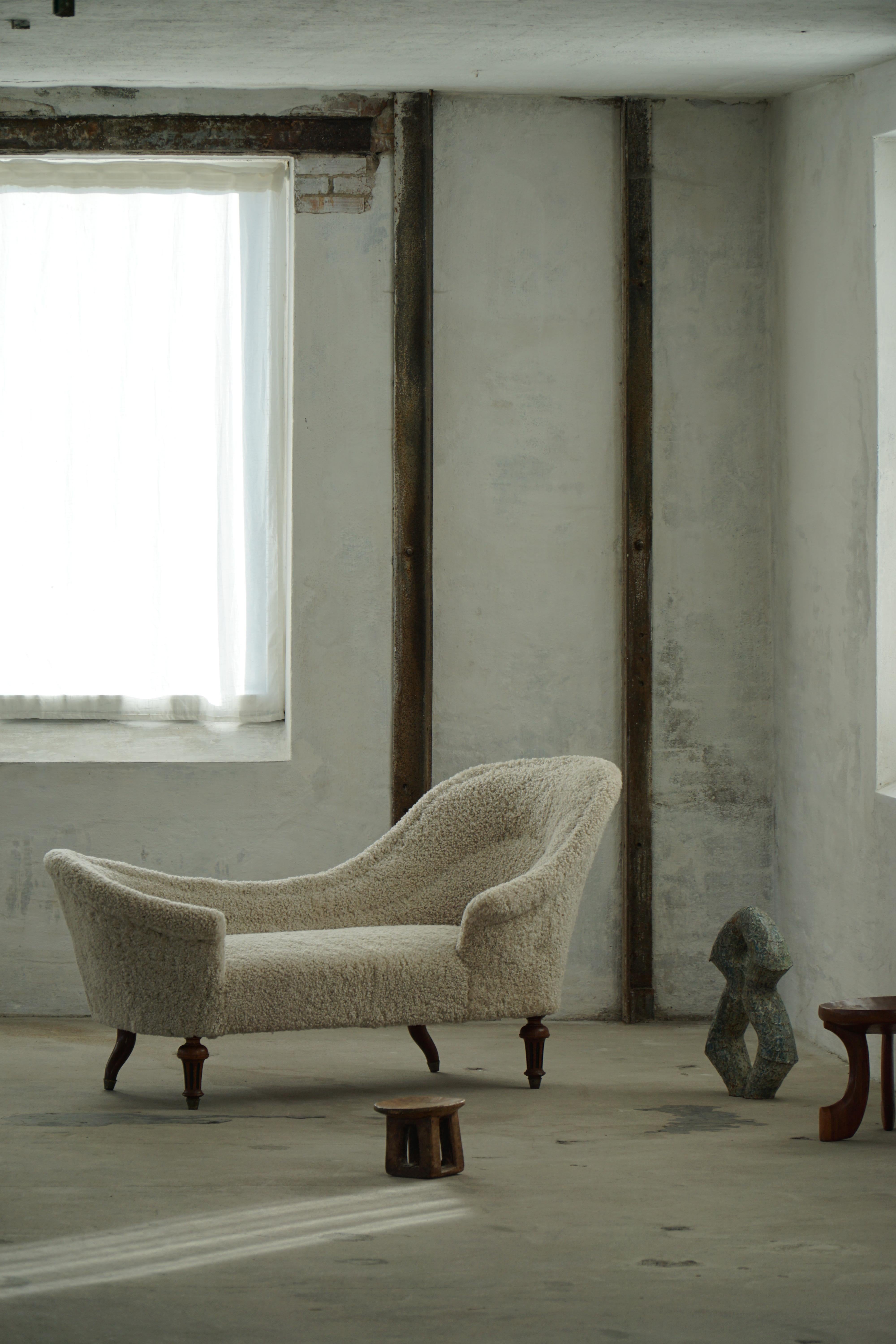 This exquisite 19th-century Danish chaise longue exemplifies sculptural elegance and timeless craftsmanship. Featuring a gracefully curved silhouette, the piece combines refined Nordic design sensibilities with comfort.

The chaise has been newly