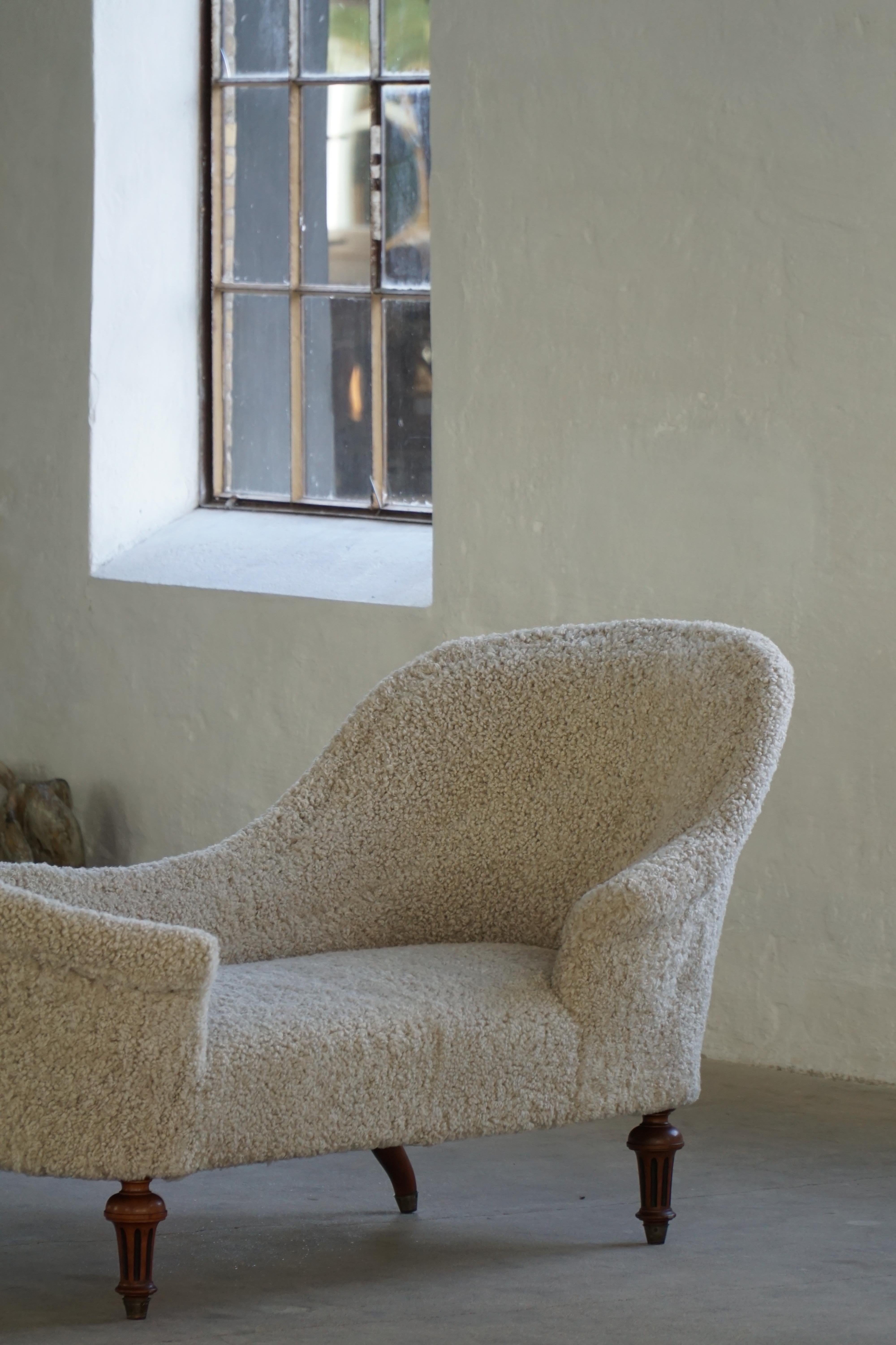 Antique Danish 19th Century Sculptural Chaise Longue, Reupholstered in Lambswool Art Decó en venta