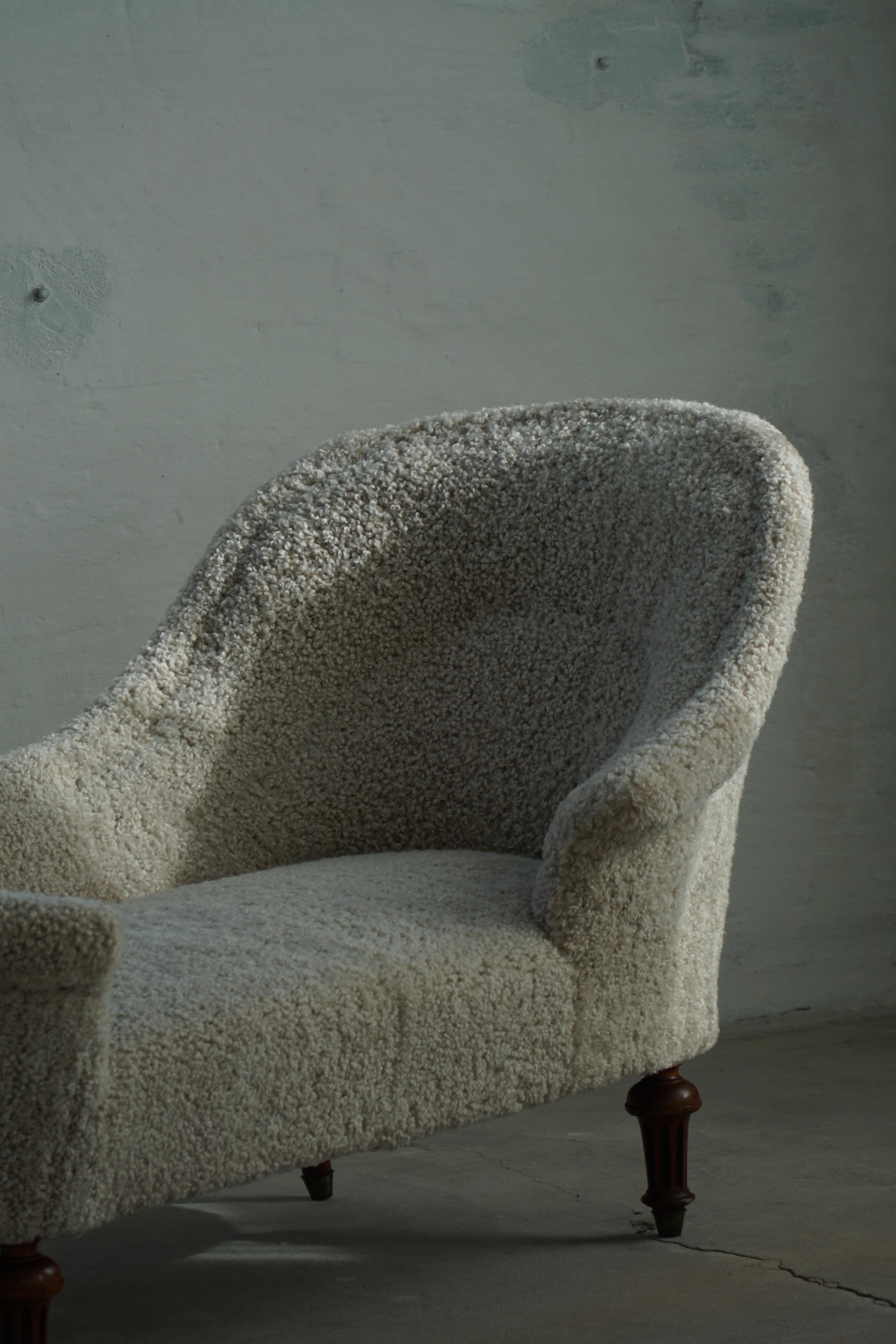 Antique Danish 19th Century Sculptural Chaise Longue, Reupholstered in Lambswool en Bueno estado para la venta en Odense, DK
