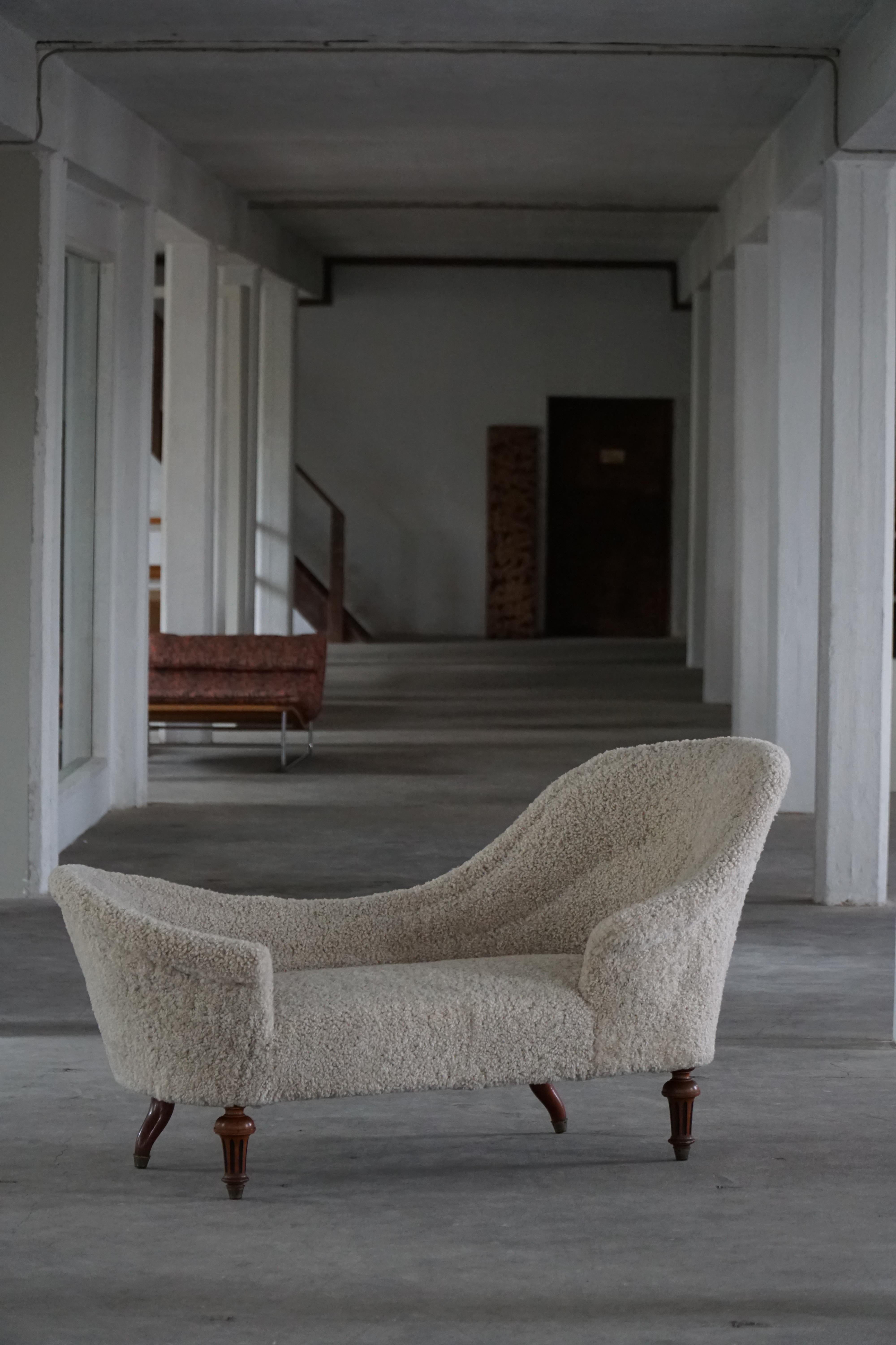 Antique Danish 19th Century Sculptural Chaise Longue, Reupholstered in Lambswool siglo XIX en venta
