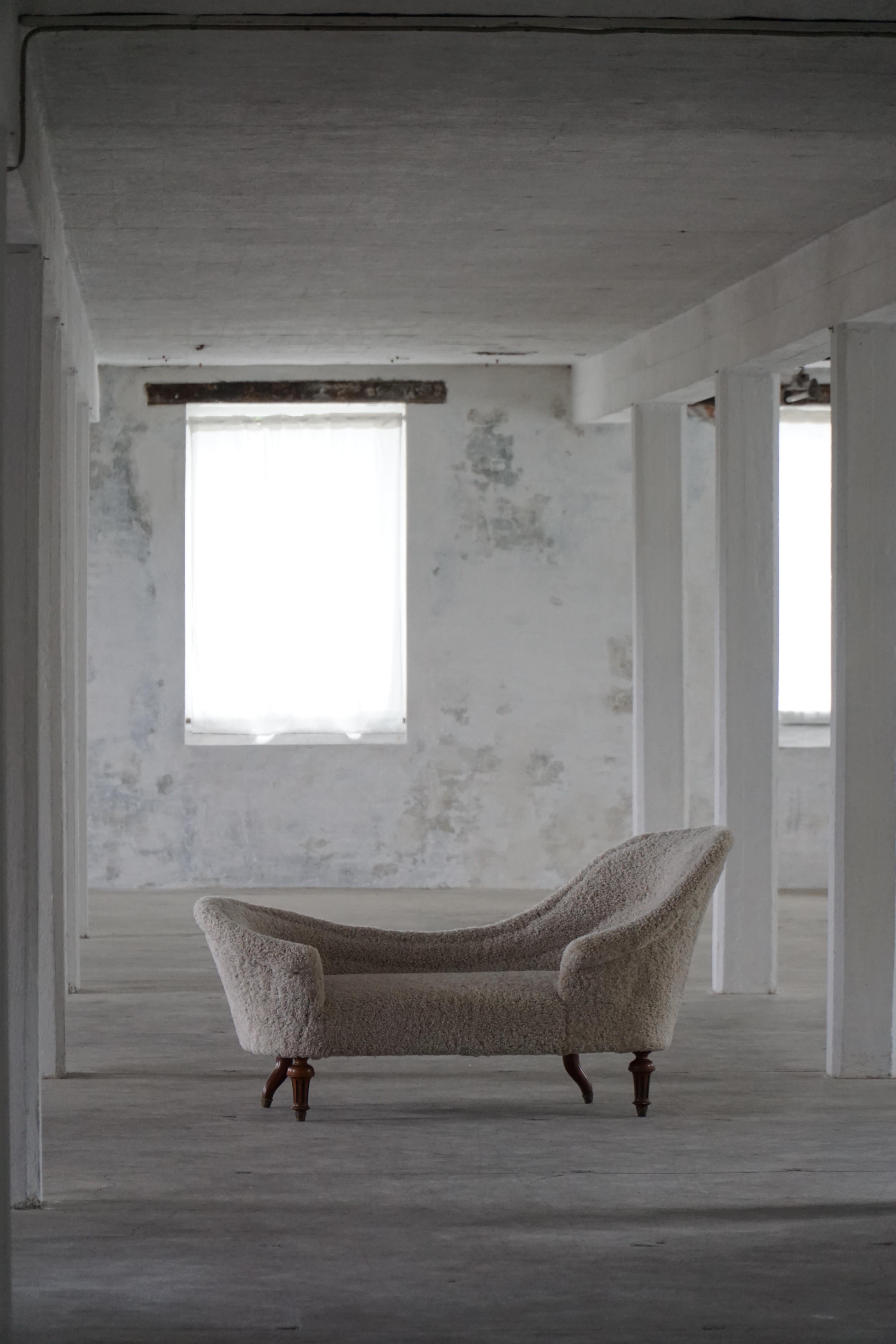 Antique Danish 19th Century Sculptural Chaise Longue, Reupholstered in Lambswool Corderillo en venta