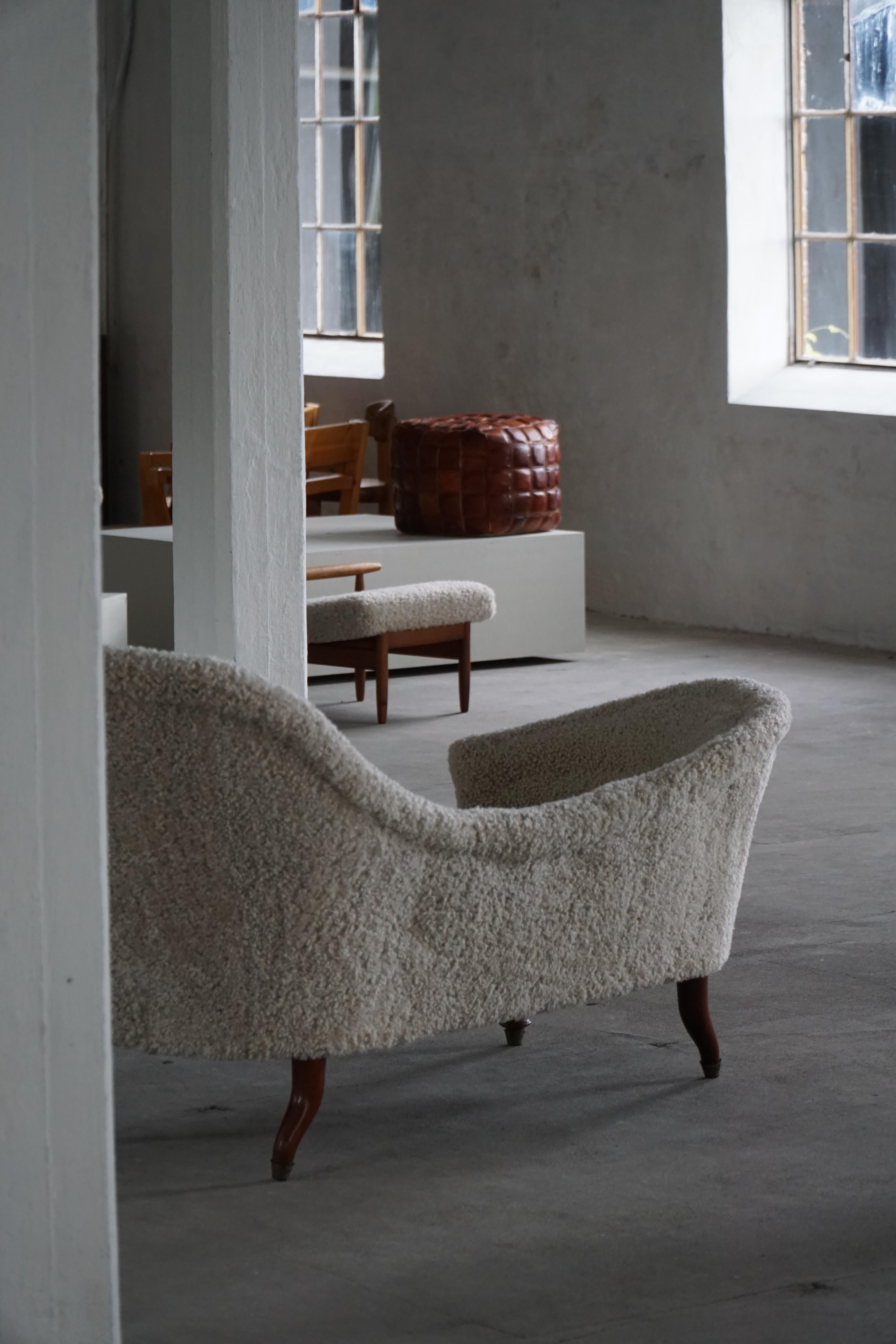 Antique Danish 19th Century Sculptural Chaise Longue, Reupholstered in Lambswool en venta 1