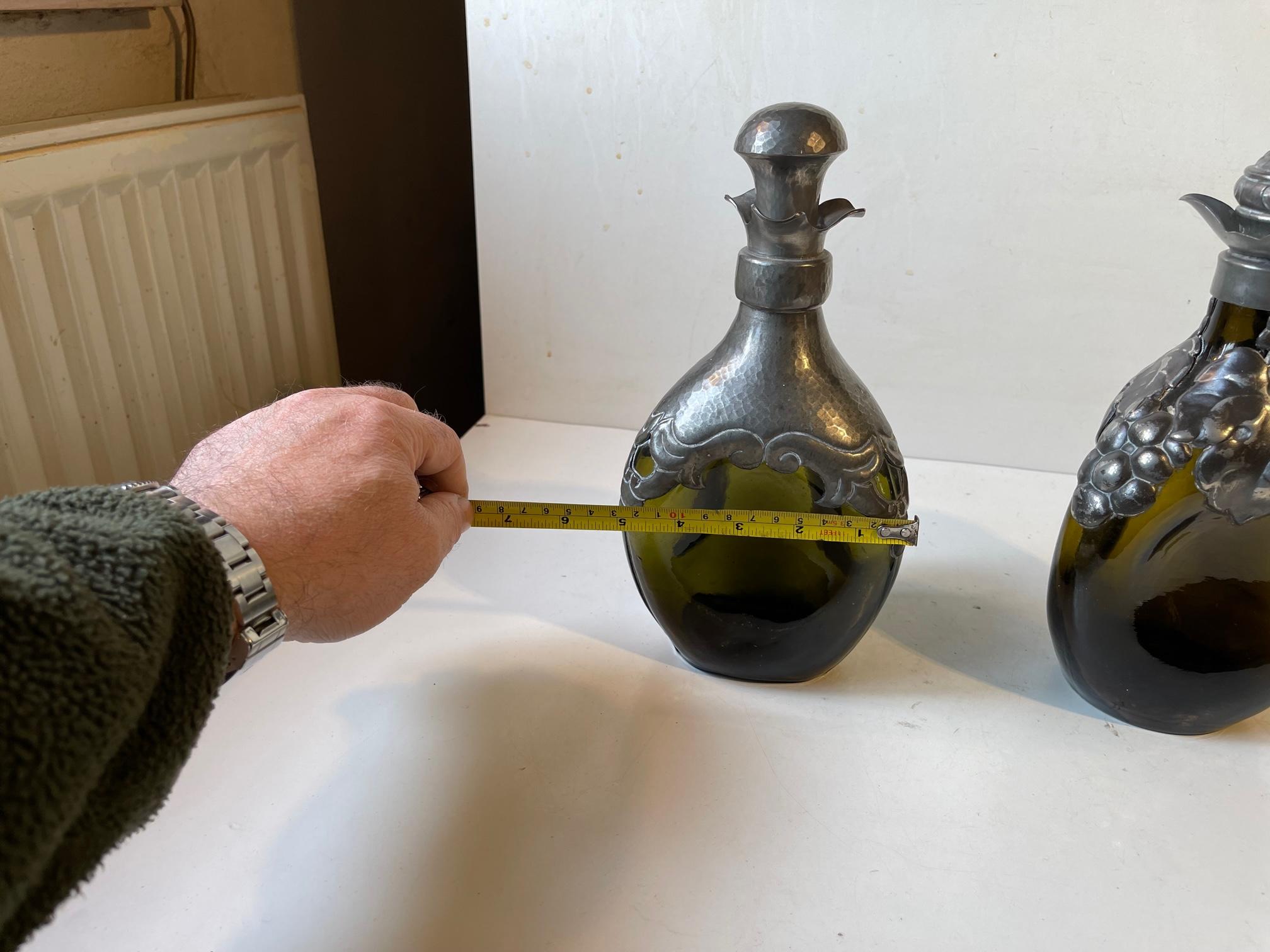 Antichi decanter danesi in stile Art Nouveau in vetro verde e peltro, anni 1910 in vendita 4