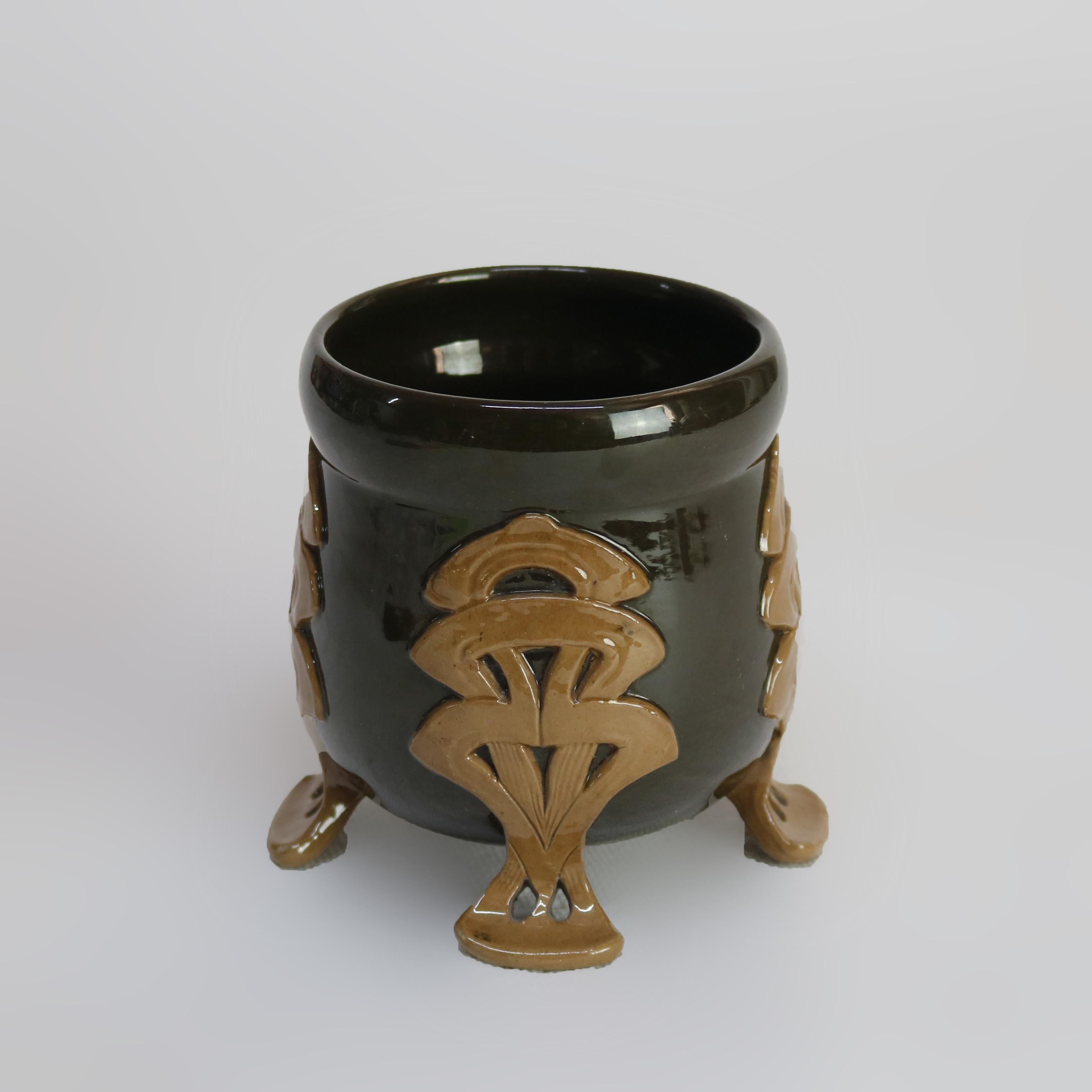Antike dänische Jugendstil-Vase aus Keramik mit Fuß, signiert C1910.   
4 7/8
