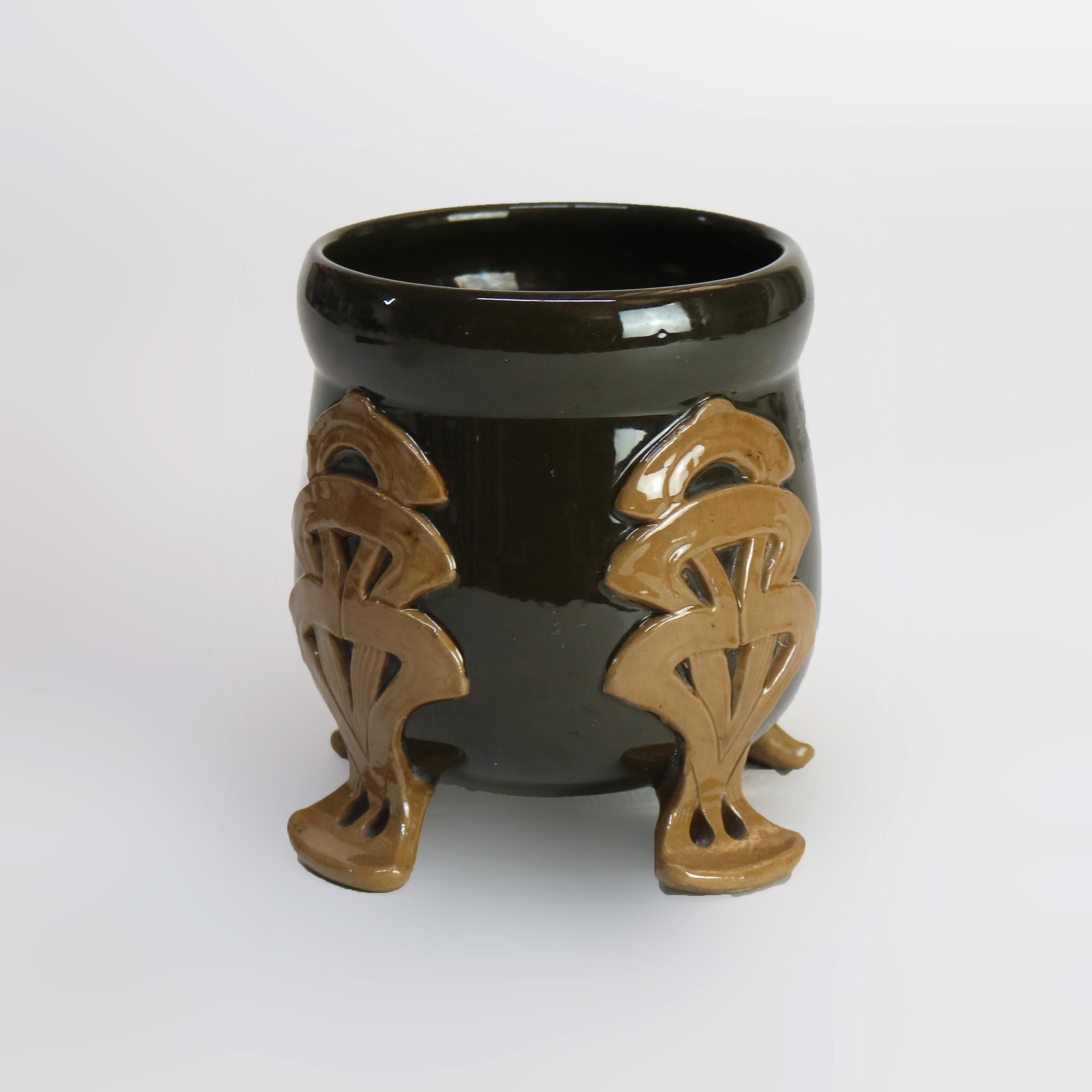 Antike dänische Jugendstil-Vase mit Fuß aus Keramik, signiert um 1910 im Zustand „Gut“ im Angebot in Big Flats, NY