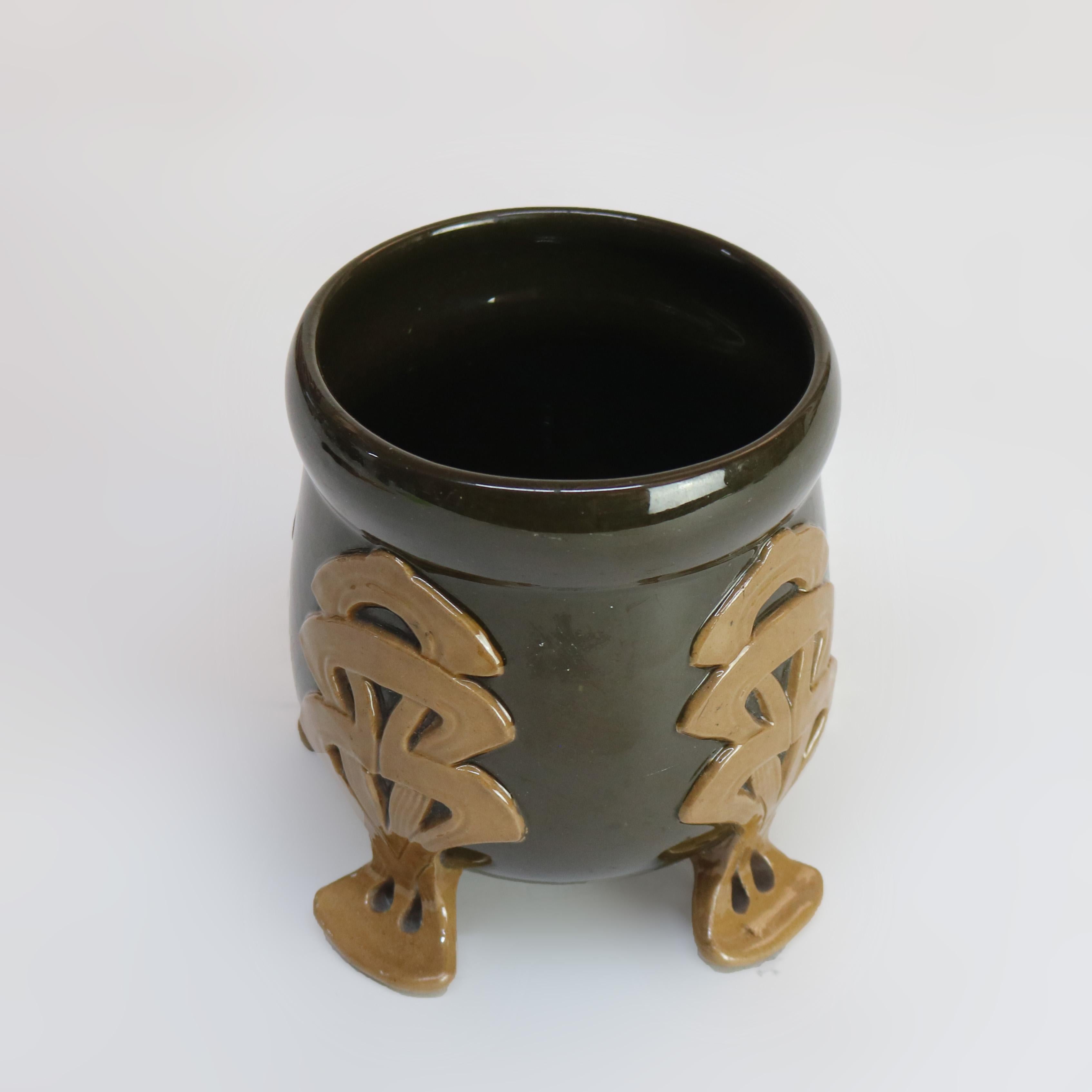 Antike dänische Jugendstil-Vase mit Fuß aus Keramik, signiert um 1910 (20. Jahrhundert) im Angebot