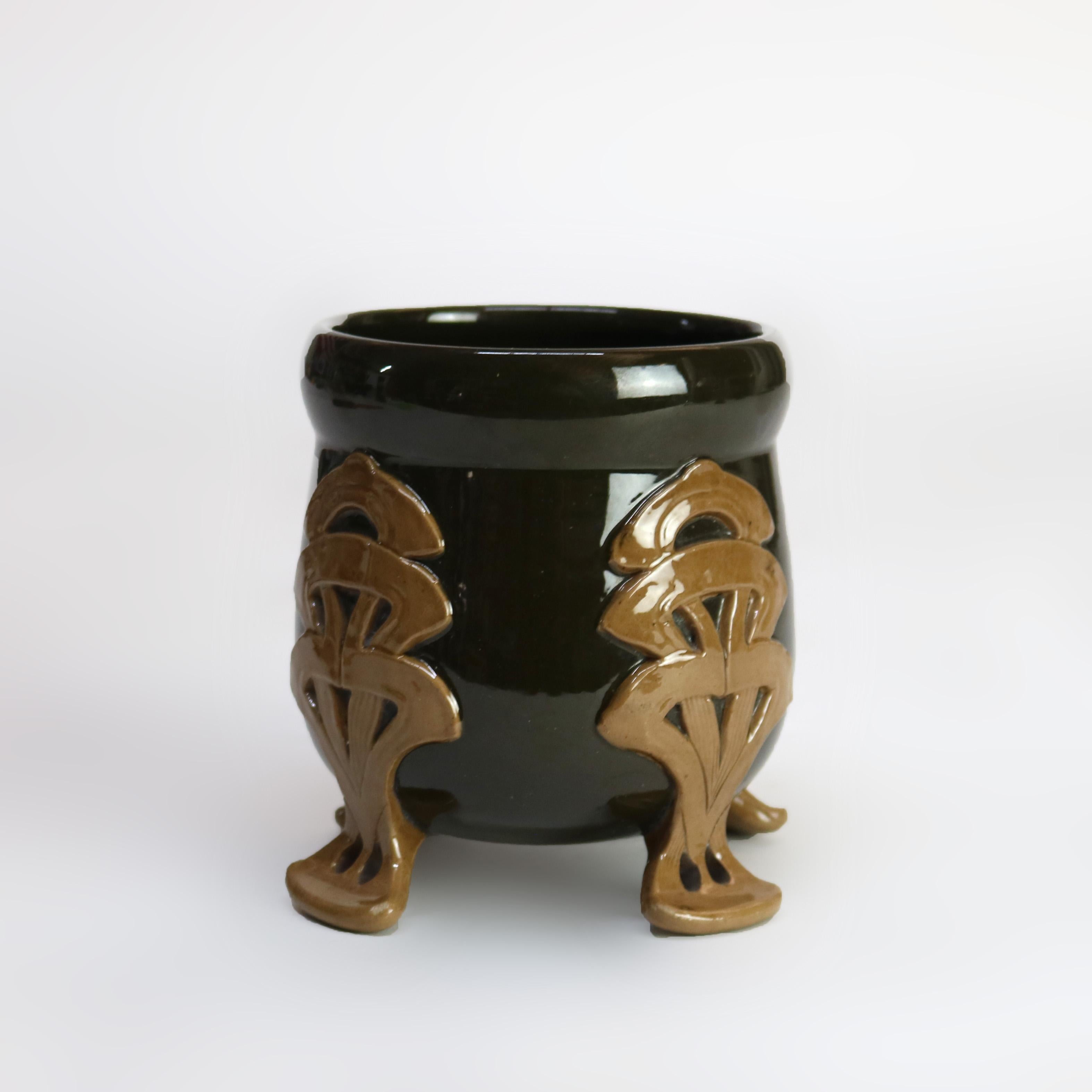 Antike dänische Jugendstil-Vase mit Fuß aus Keramik, signiert um 1910 im Angebot 1