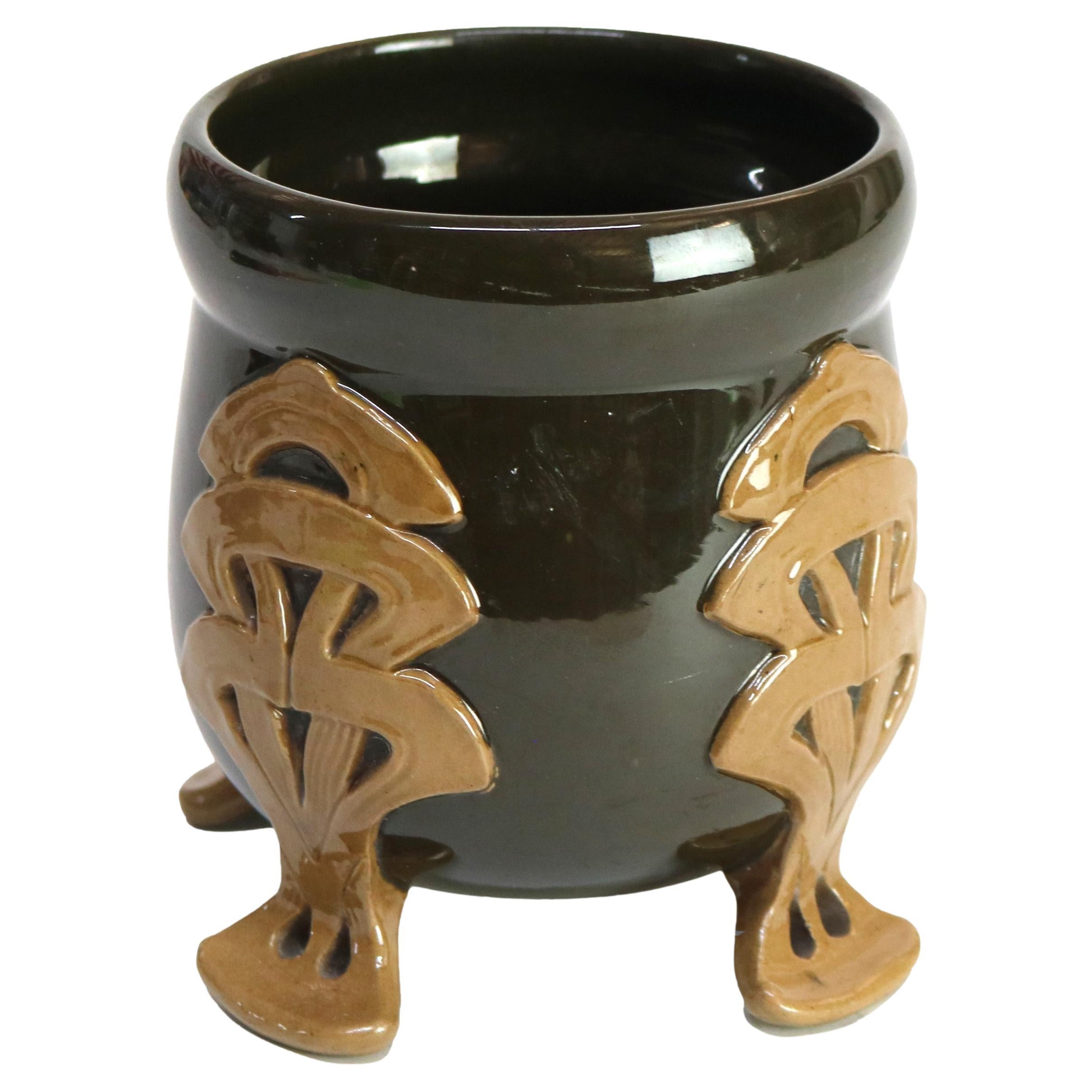 Antiguo jarrón danés de cerámica Art Nouveau con pie firmado C1910