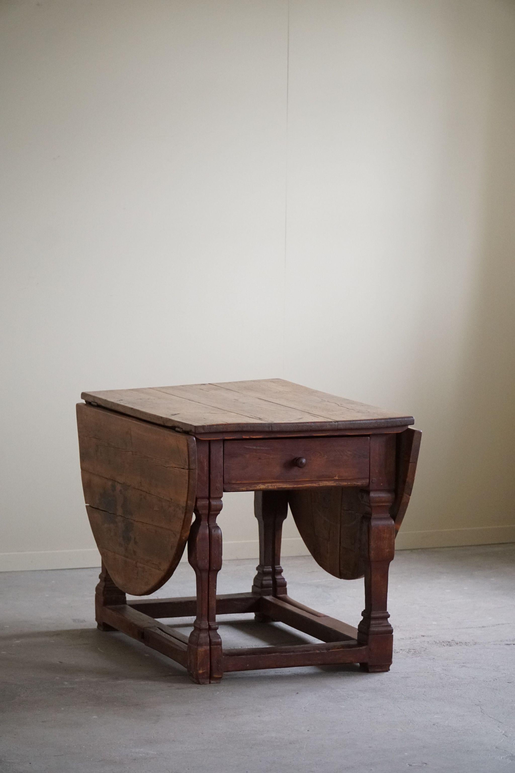 Antiker dänischer Barocktisch mit klappbaren Torbeinen aus Kiefernholz, 18. Jahrhundert im Angebot 8