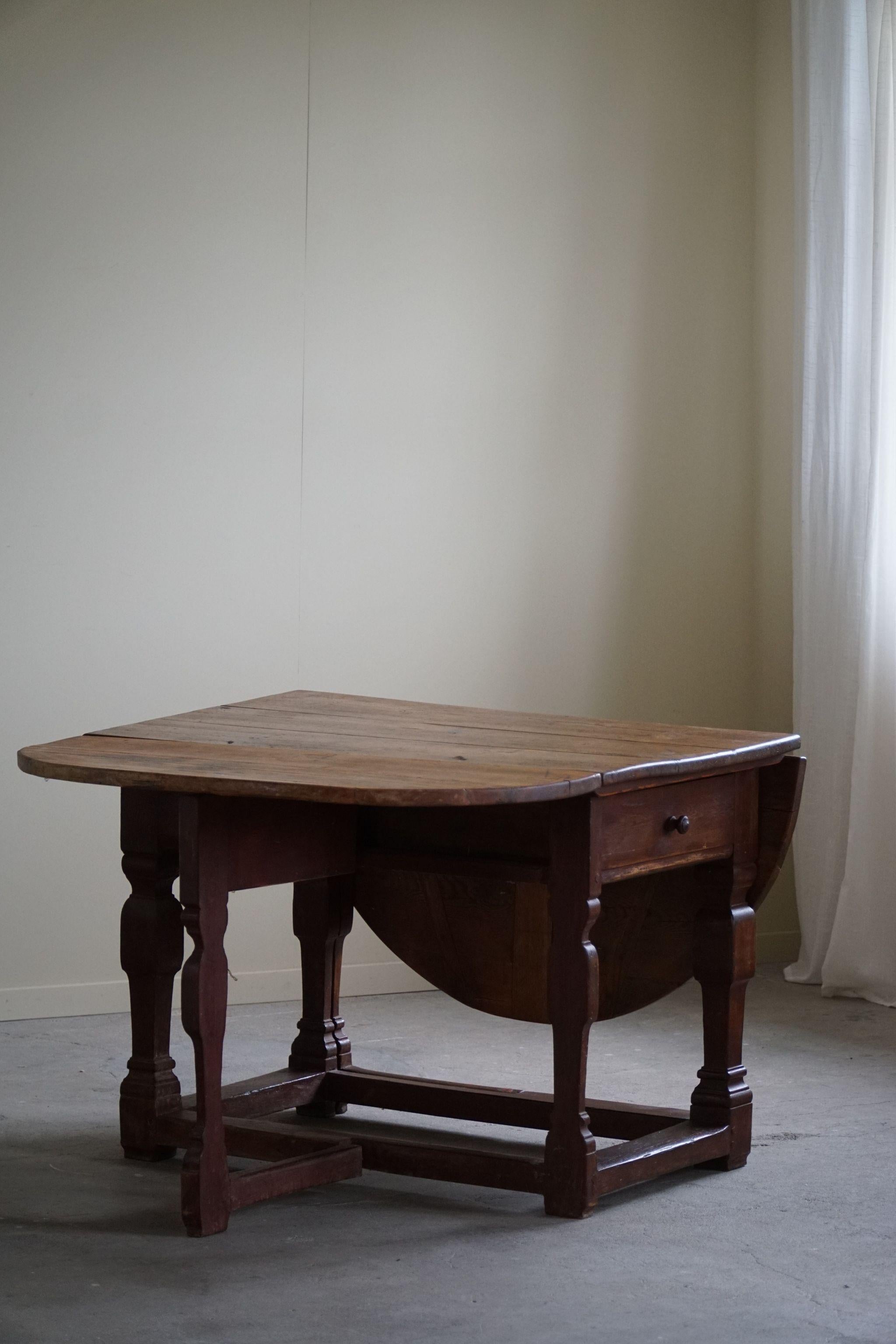 Antique Danish Baroque Drop Leaf Gate Leg Table in Pine, 18th Century In Fair Condition For Sale In Odense, DK