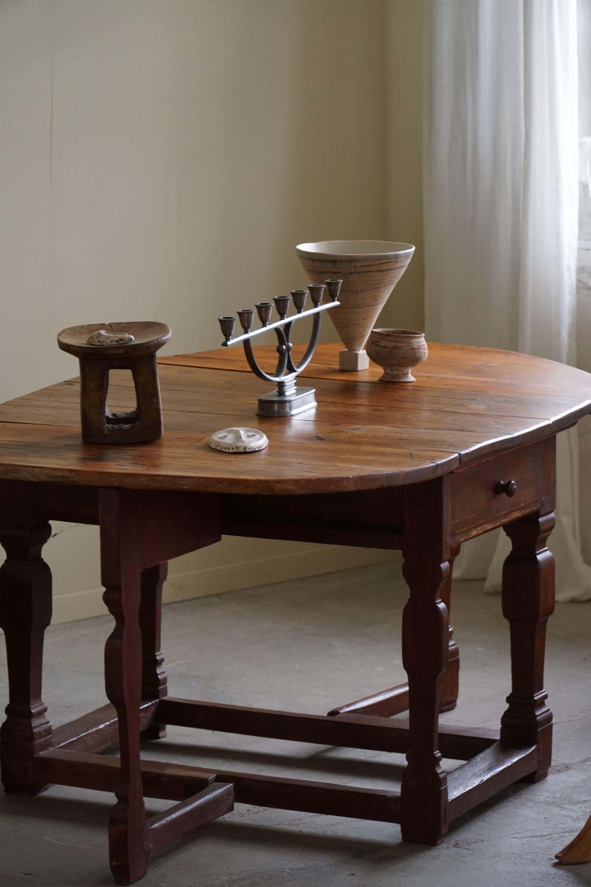 Antiker dänischer Barocktisch mit klappbaren Torbeinen aus Kiefernholz, 18. Jahrhundert im Angebot 1