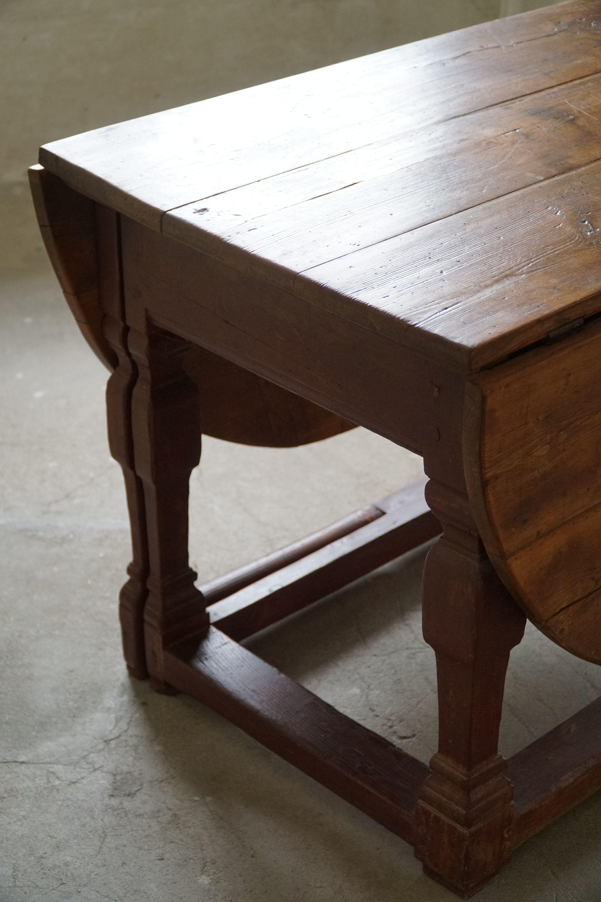 Ancienne table baroque danoise à pieds de porte à feuilles tombantes en pin, 18ème siècle en vente 1