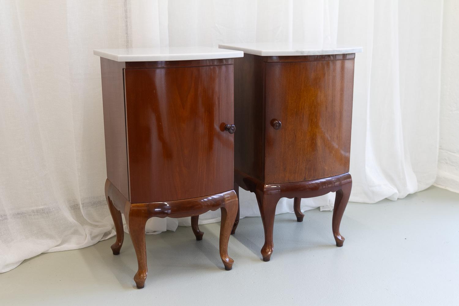 Antique Danish Bedside Tables with Marble Tops, 1900s. Set of 2.

Matching pair of mirrored nightstands in solid stained oak with gorgeous white marble table tops. Made in Denmark around the turn of the century (1890-1910).
The oak cabinets each