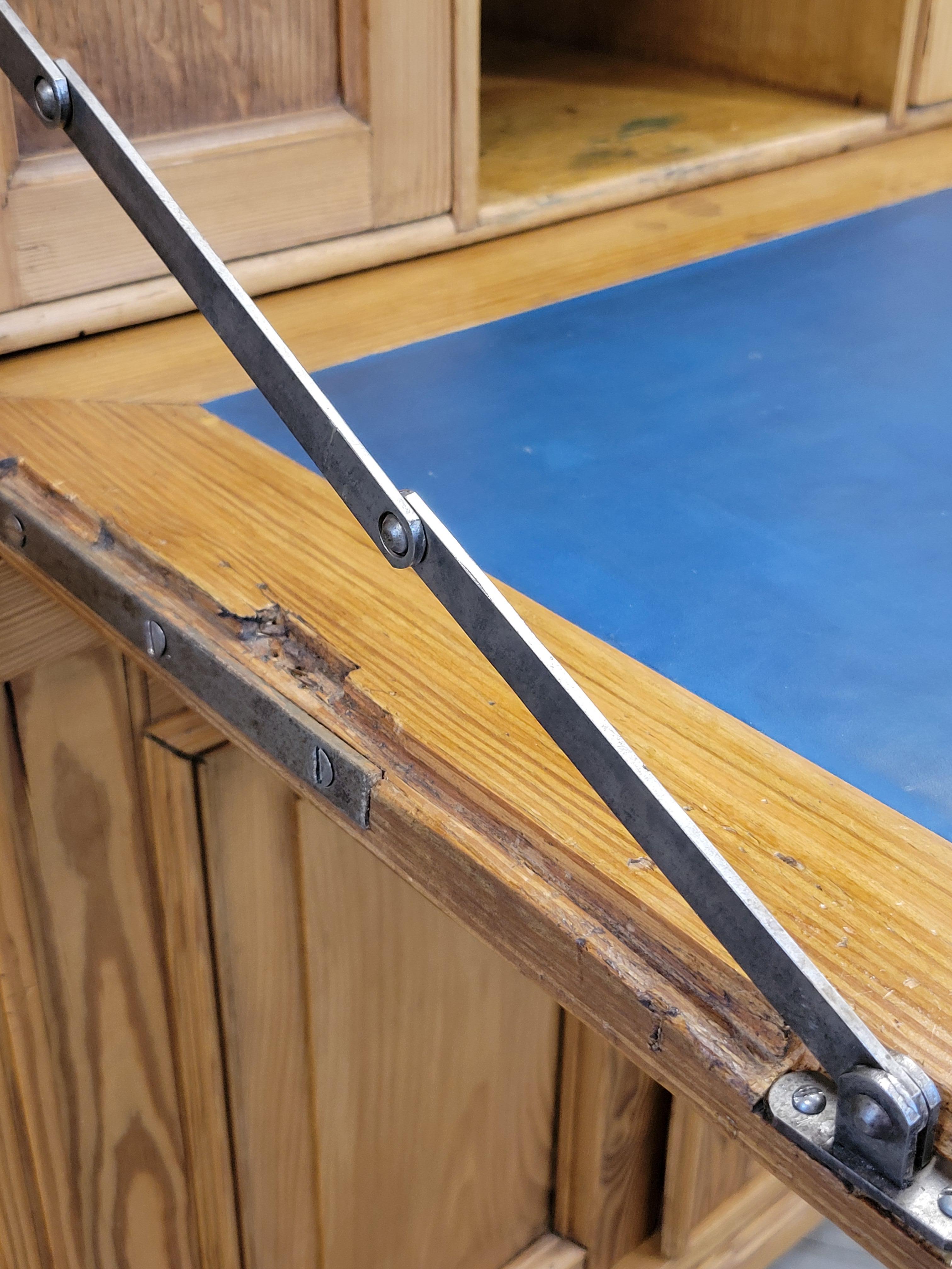 Antico scrittoio danese in pino Biedermeier con pelle blu in vendita 10