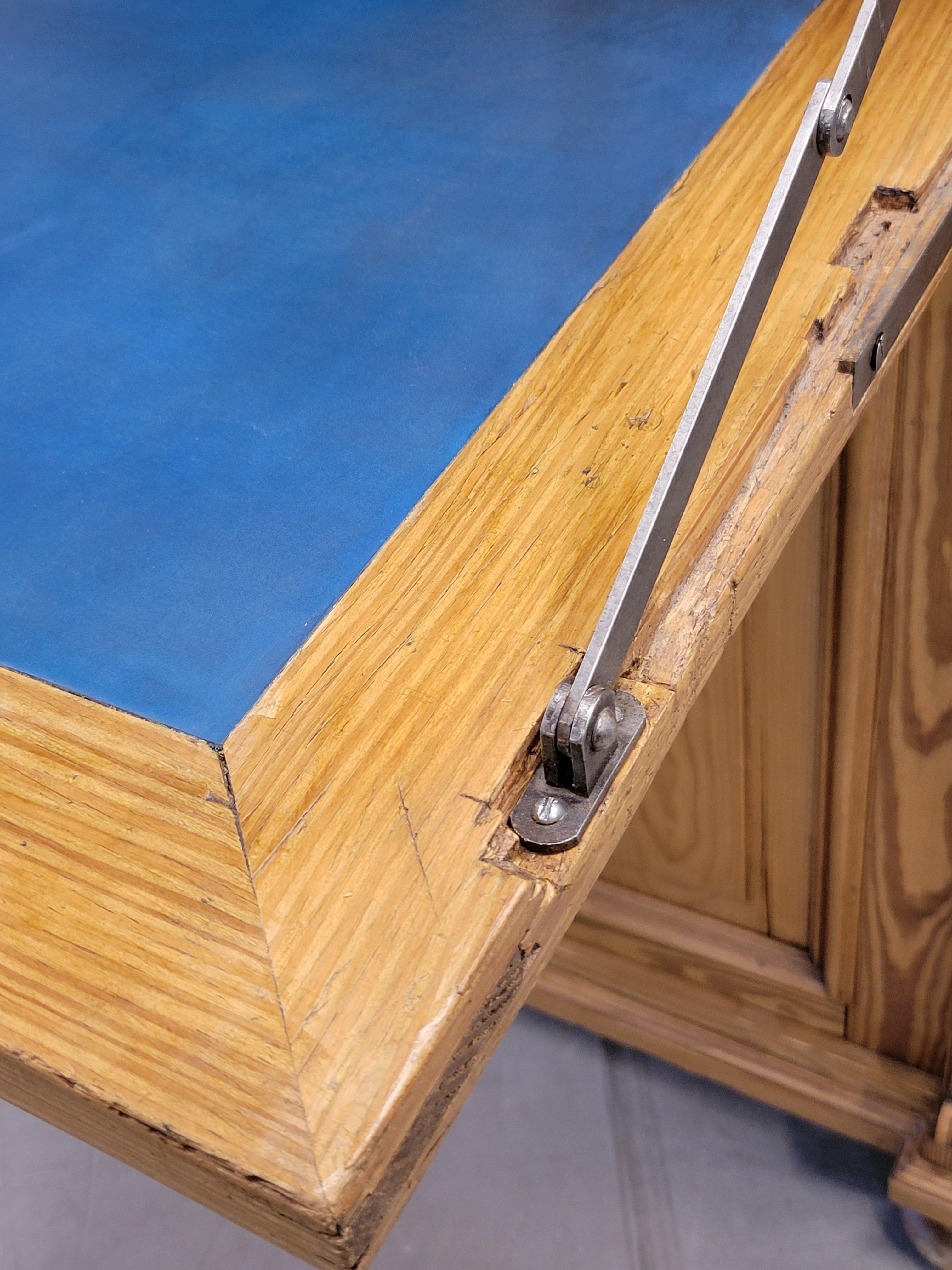 Antico scrittoio danese in pino Biedermeier con pelle blu in vendita 11