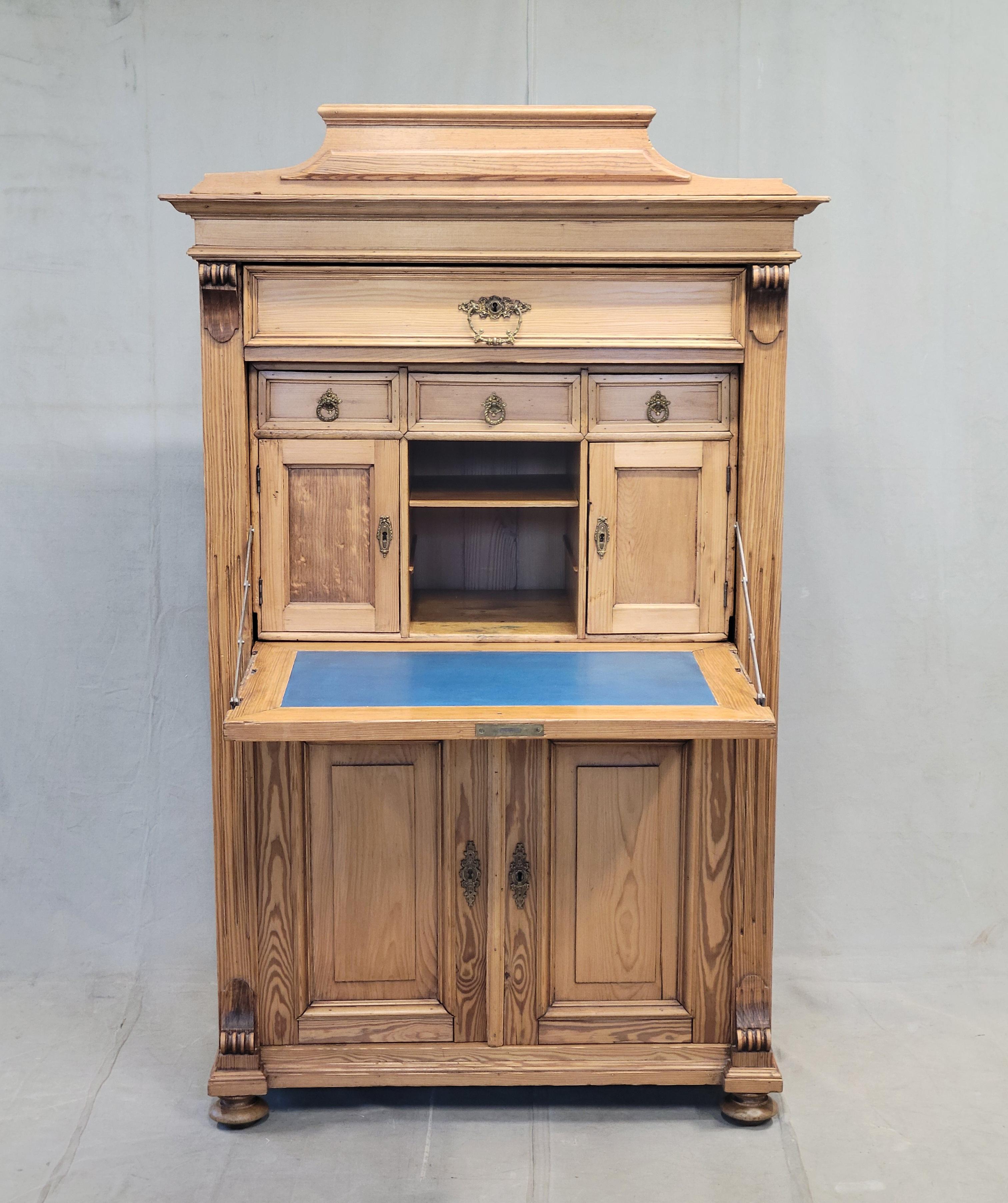 Danese Antico scrittoio danese in pino Biedermeier con pelle blu in vendita