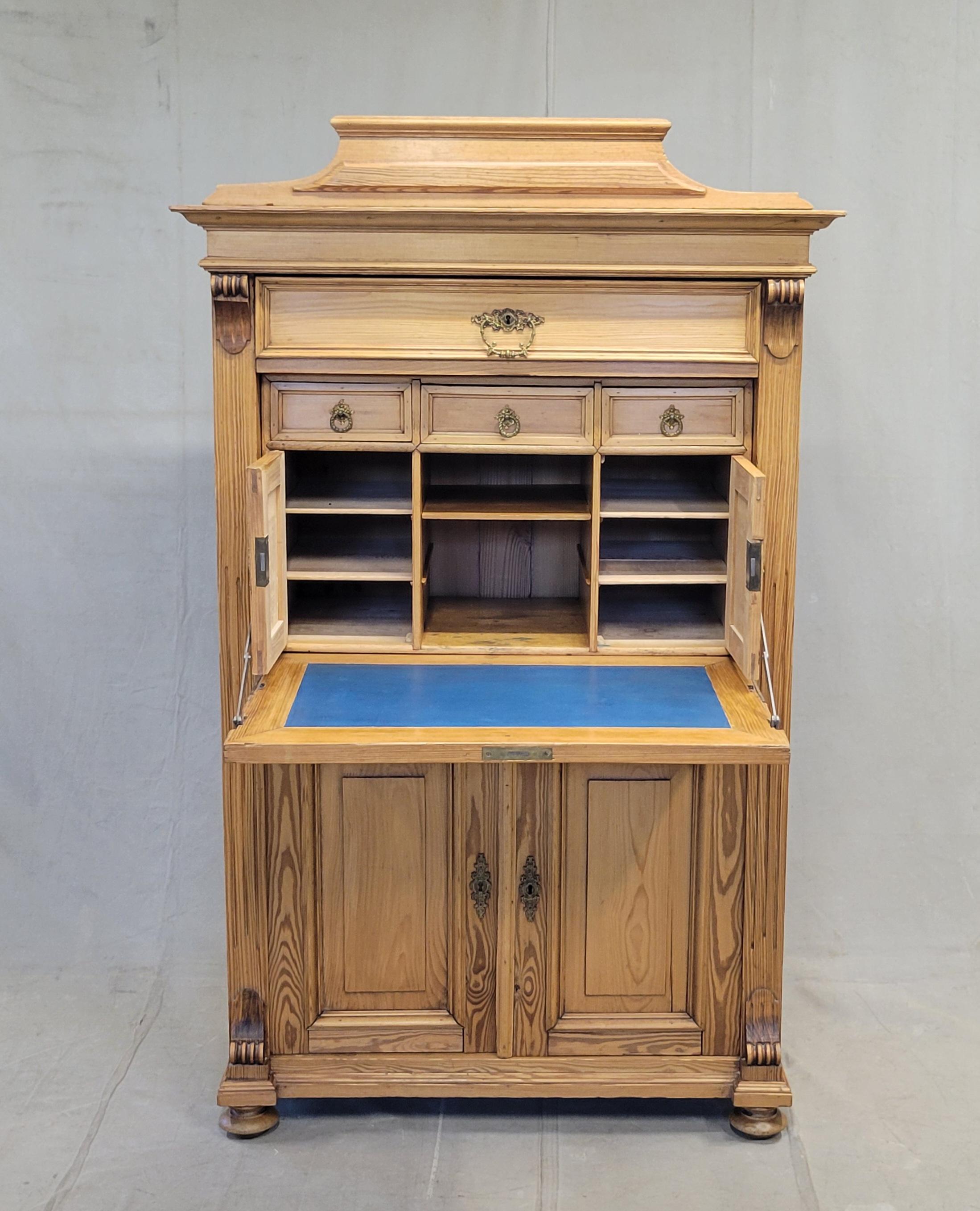 Fatto a mano Antico scrittoio danese in pino Biedermeier con pelle blu in vendita