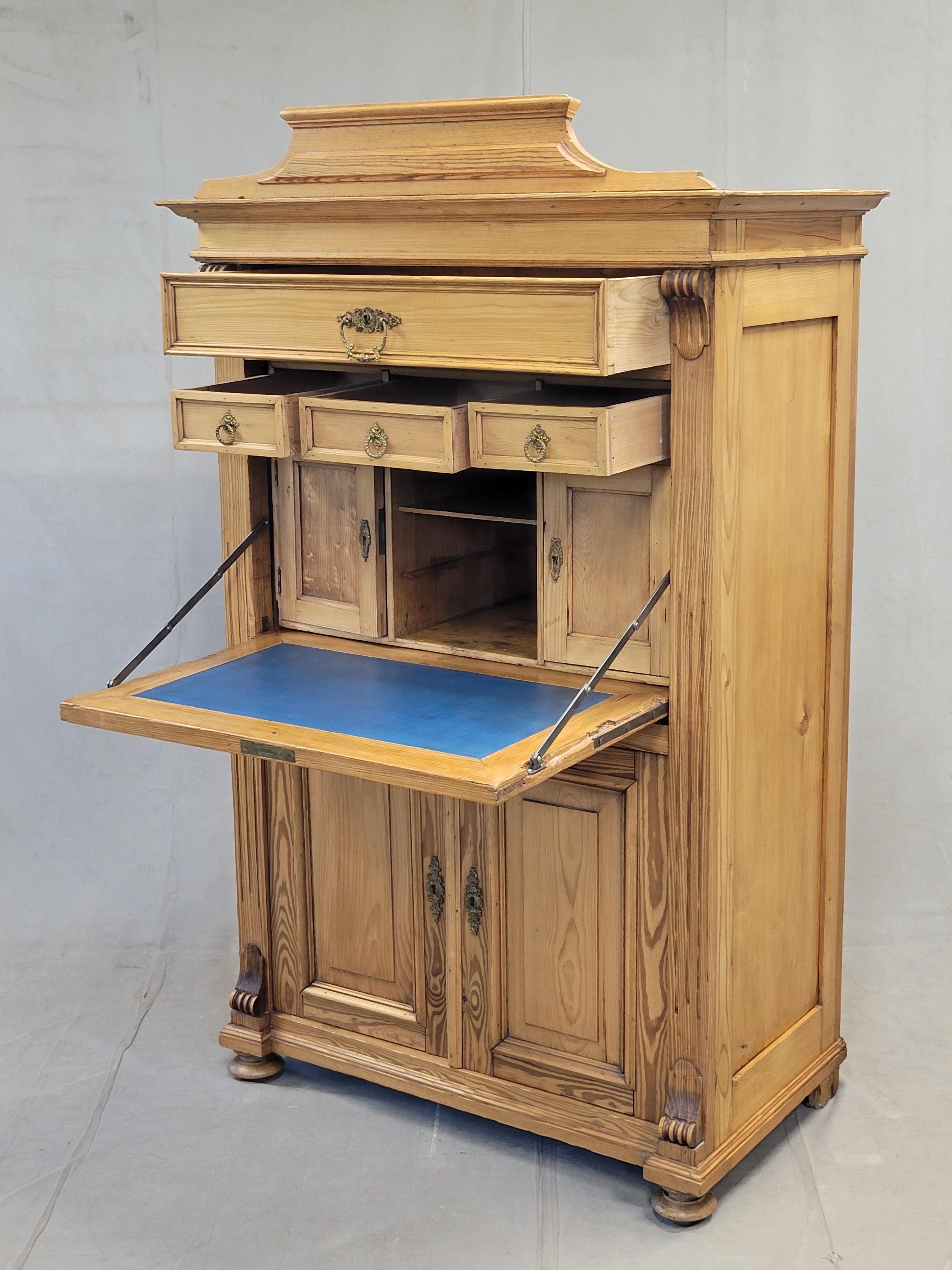Antico scrittoio danese in pino Biedermeier con pelle blu In condizioni buone in vendita a Centennial, CO