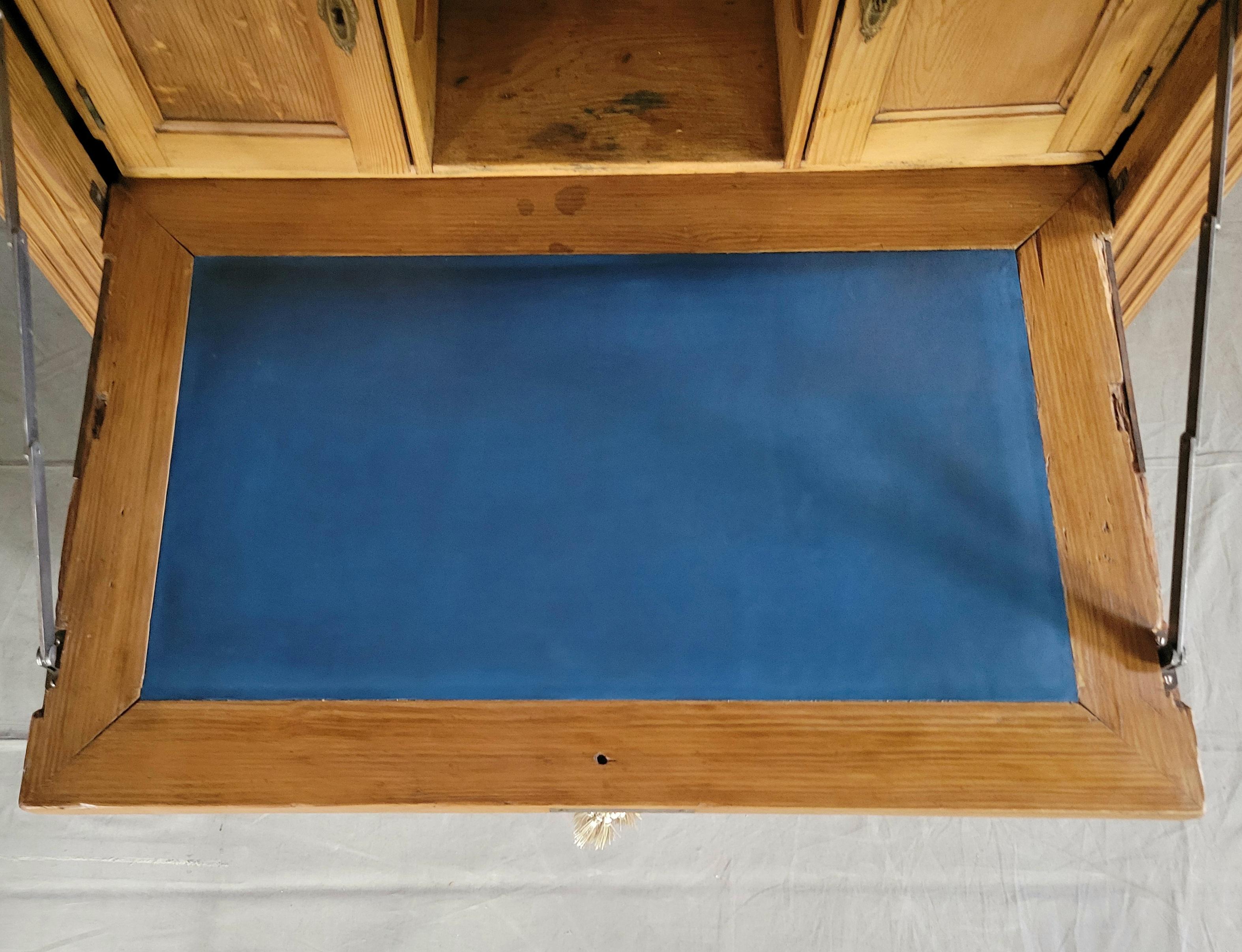Ottone Antico scrittoio danese in pino Biedermeier con pelle blu in vendita