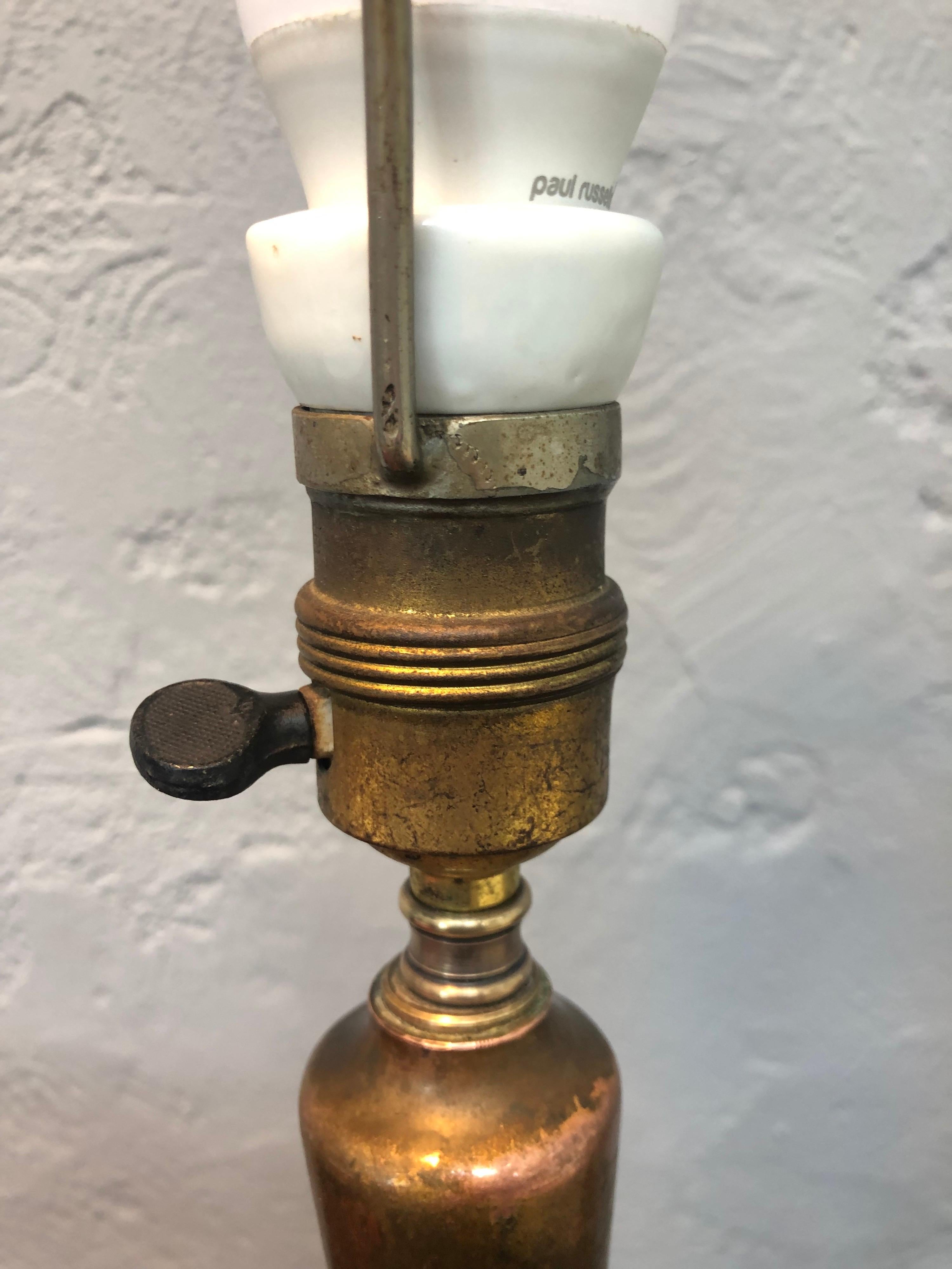 Lampe de bureau danoise ancienne Art déco en laiton en vente 3