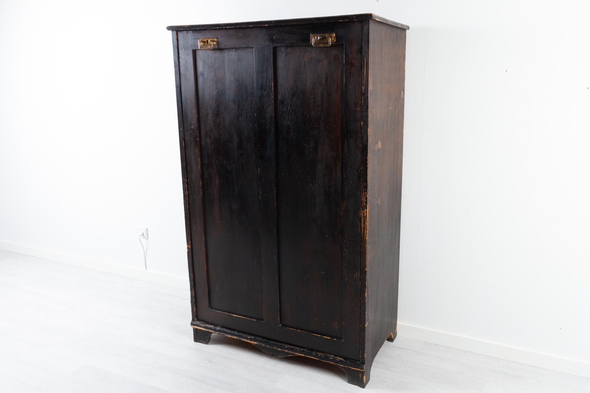 Antiker dänischer Schrank, 1900er Jahre im Angebot 2