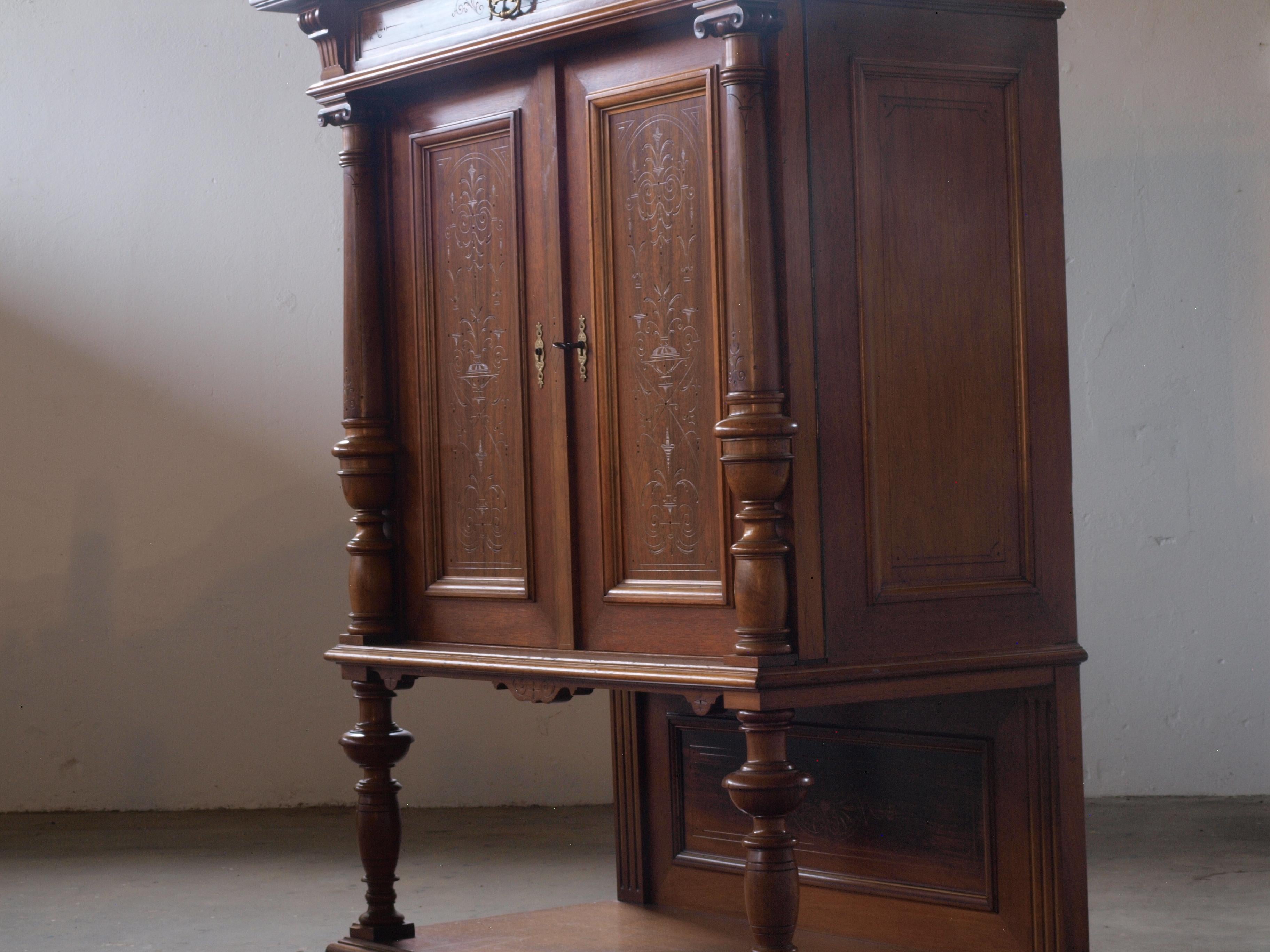 This wood cabinet, adorned with intricate carvings, is a splendid antique piece from the late 1800s to early 1900s in Denmark. Its country-side origin adds a rustic charm, creating a striking contrast to modern design classics.

The functional key