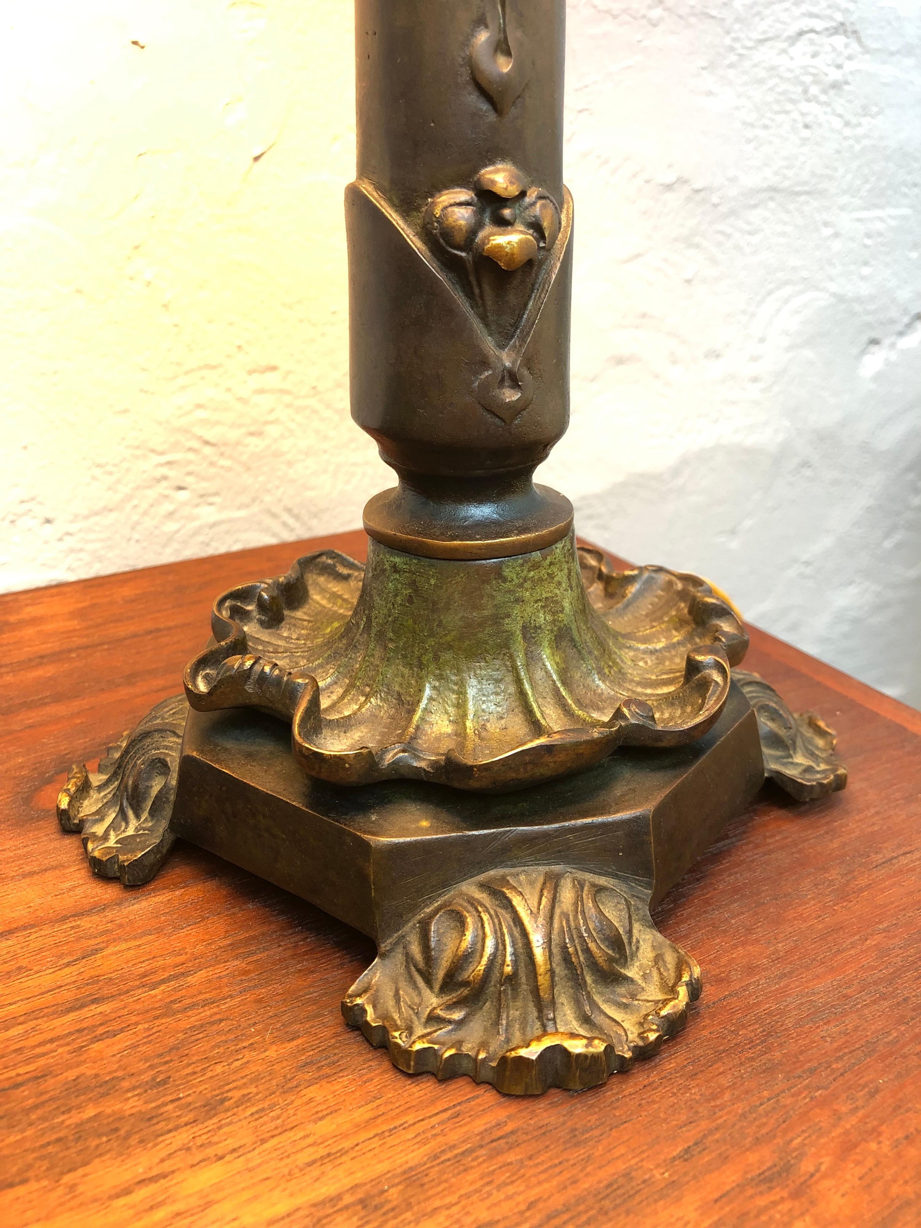 Fait main Ancienne lampe de bureau danoise en bronze moulé en vente