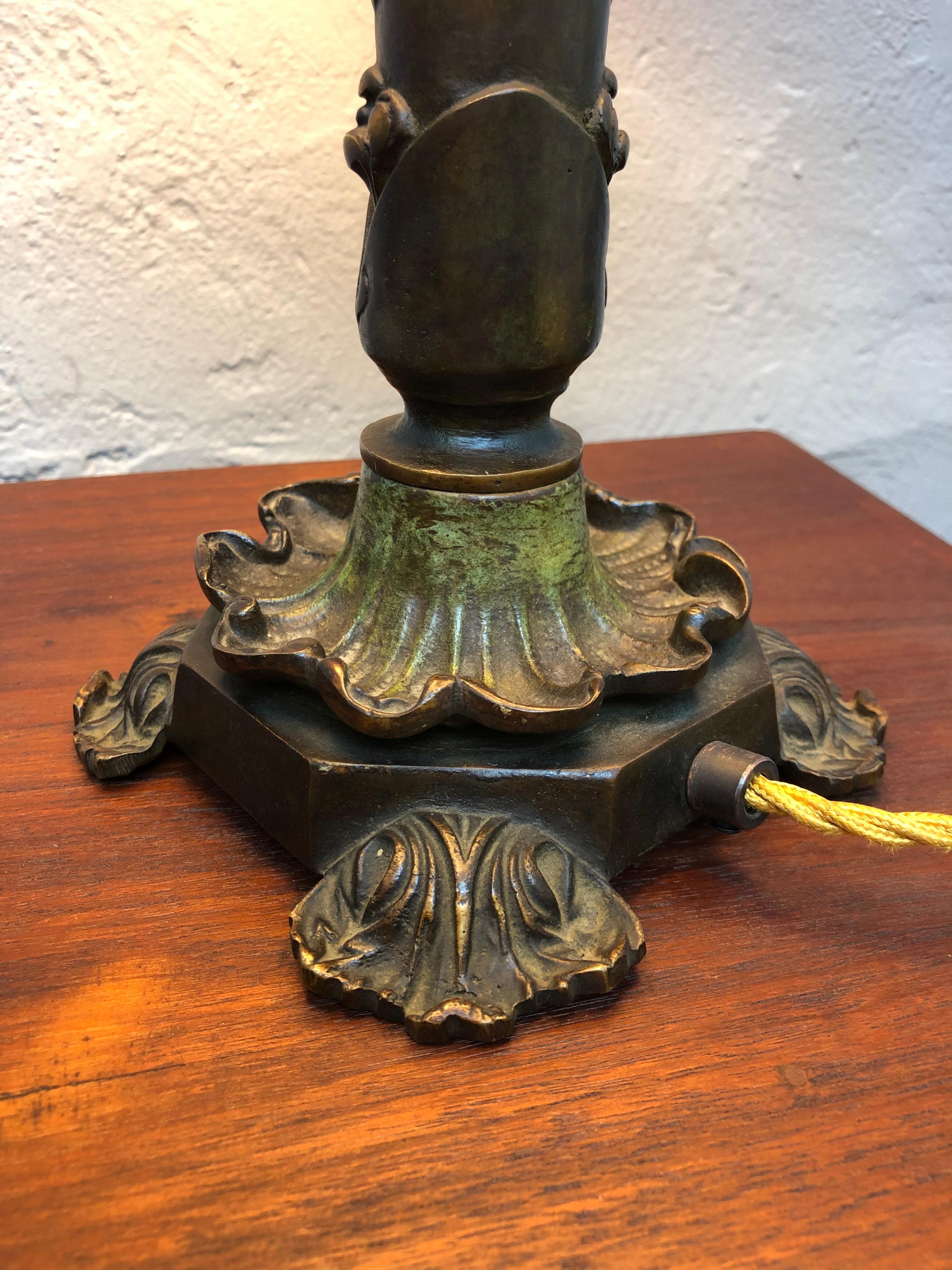 Bronze Ancienne lampe de bureau danoise en bronze moulé en vente