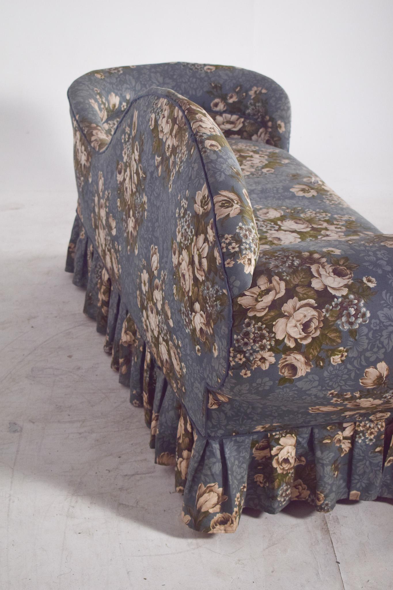 Chaise longue danoise ancienne en tissu bleu fleuri en vente 4